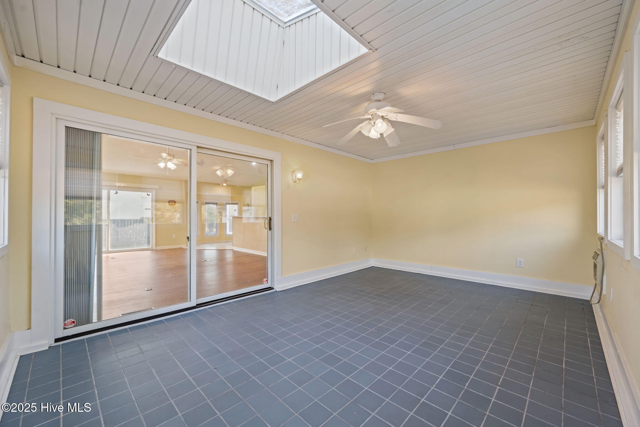 100542327 | Photo 28