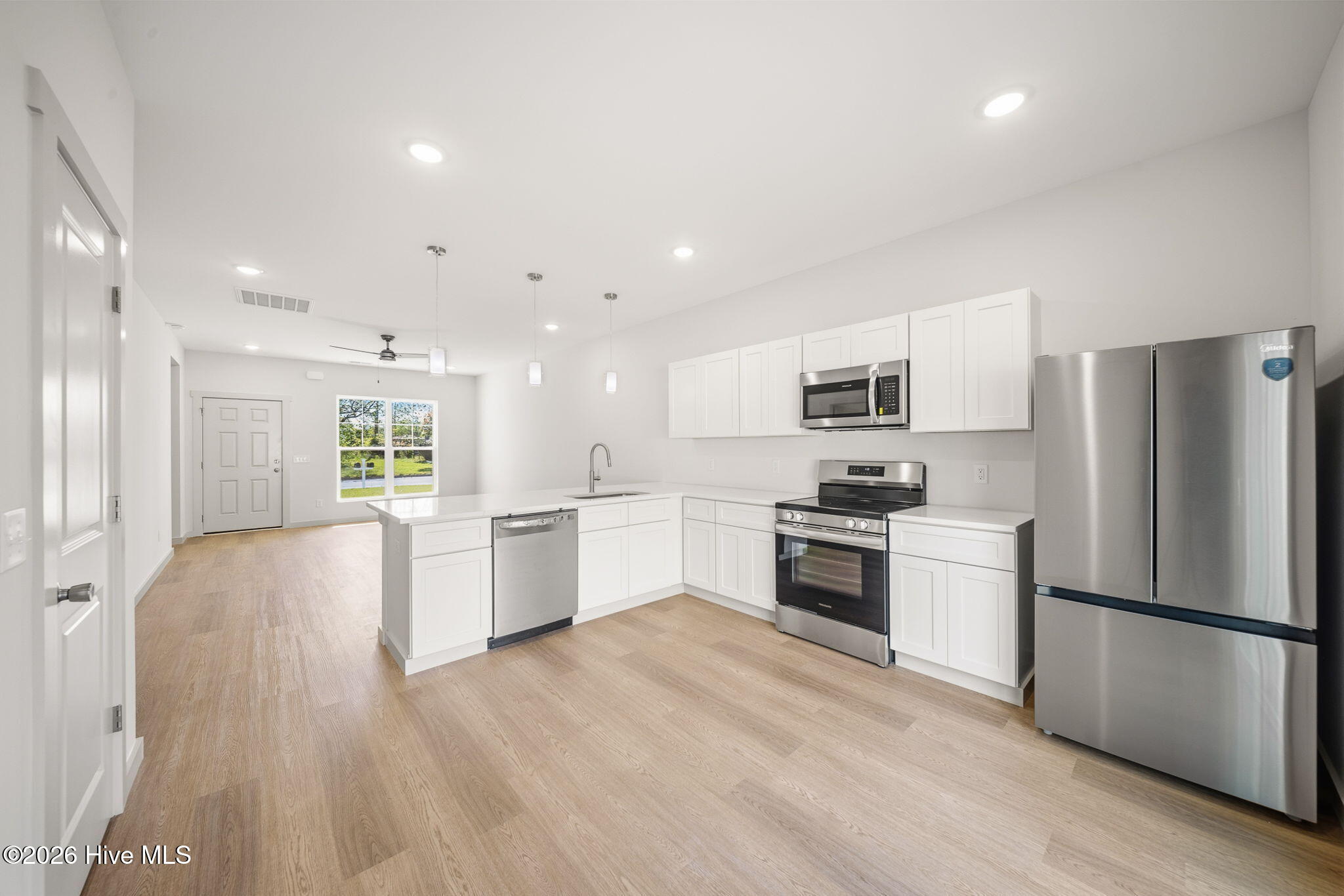 100562147 | Photo 13