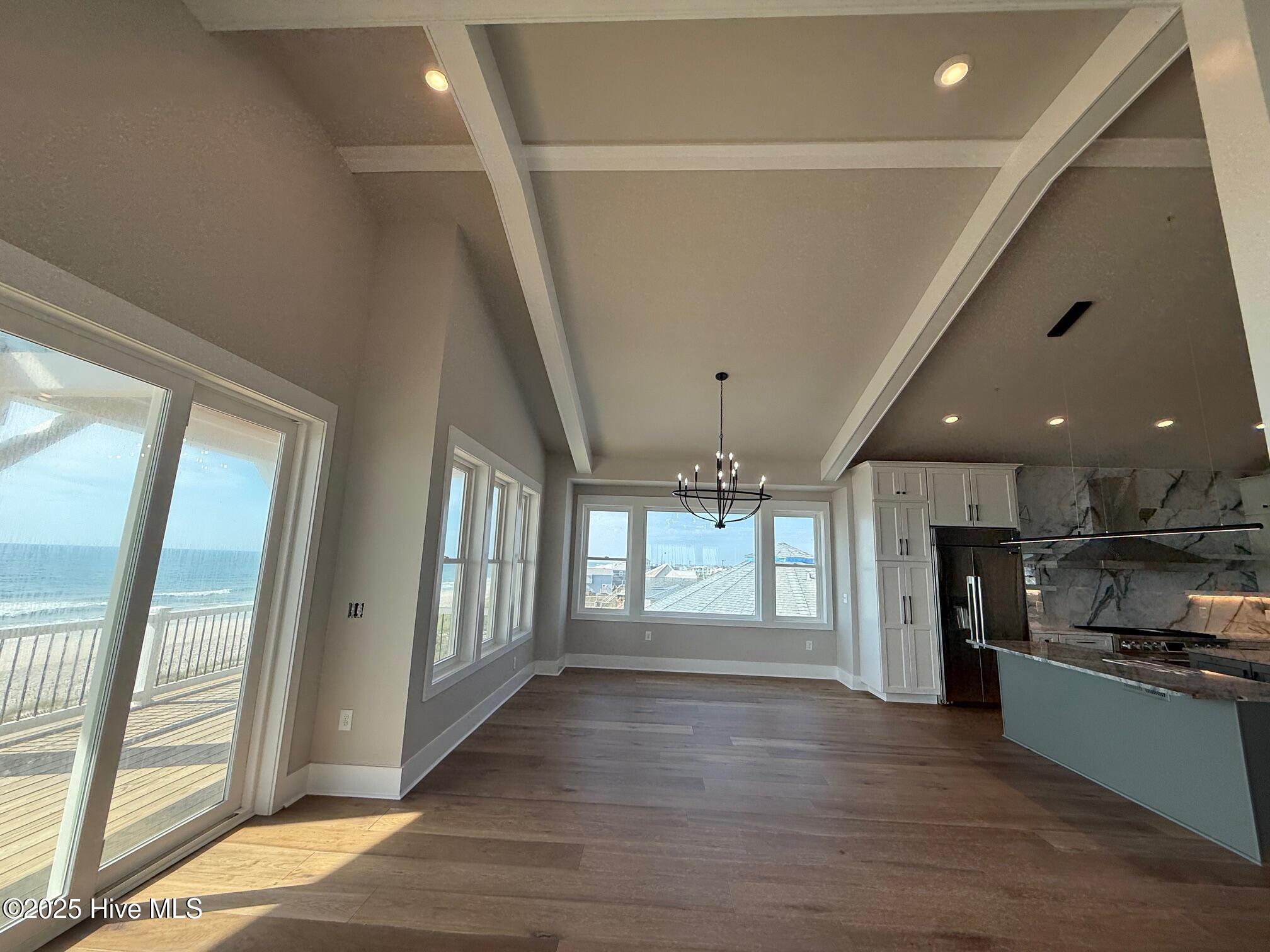 100498103 | Photo 27