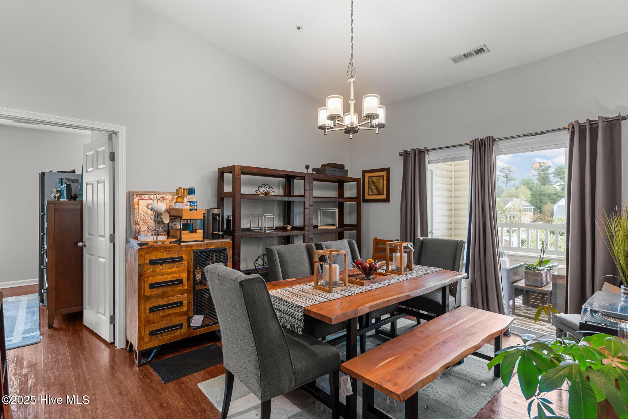 100532353 | Photo 16