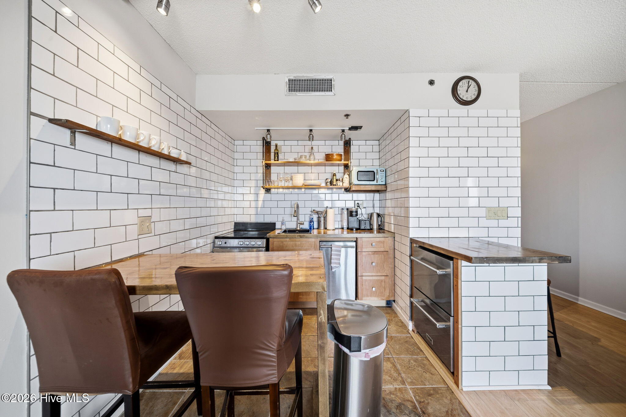 100557626 | Photo 11