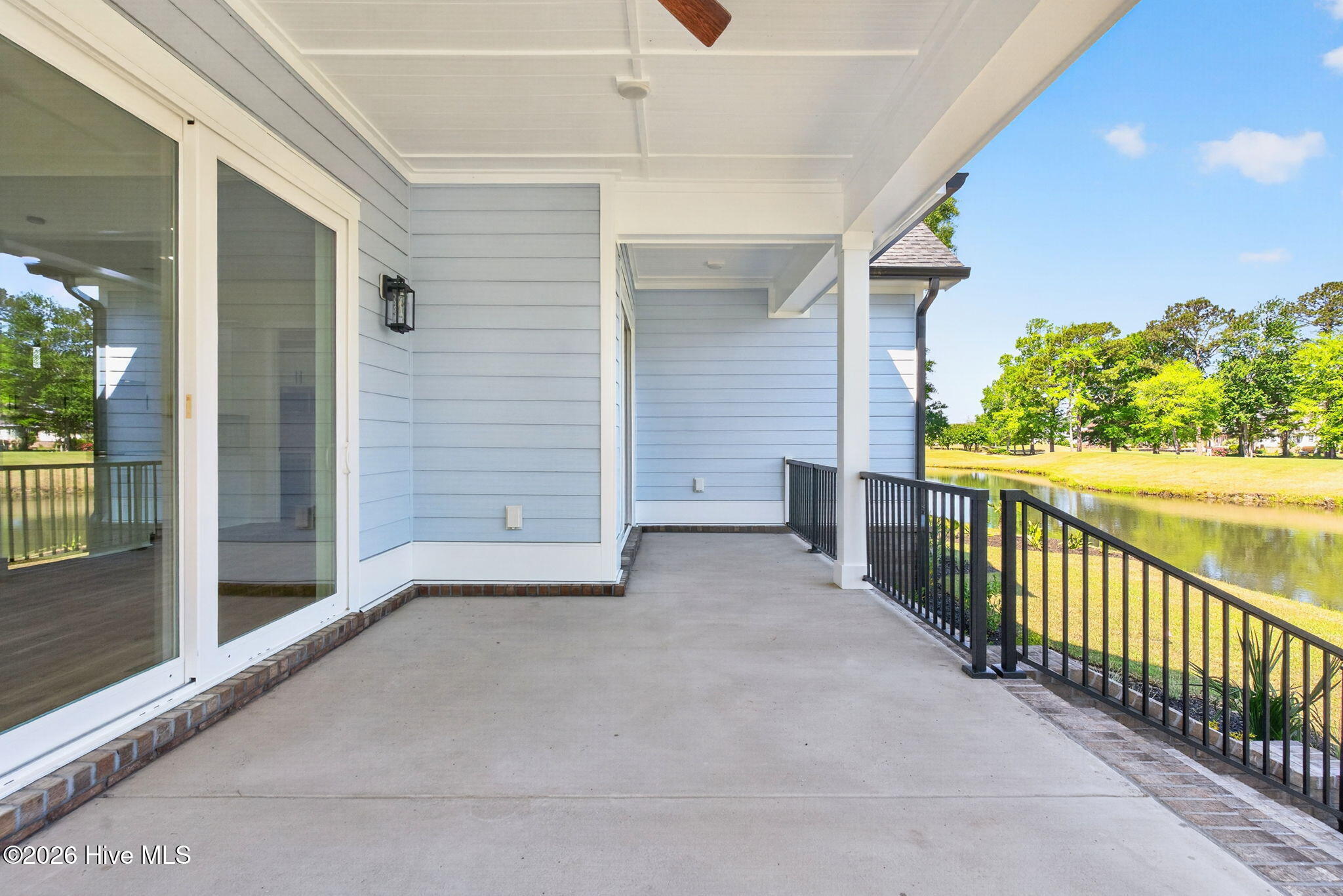 100568512 | Photo 51