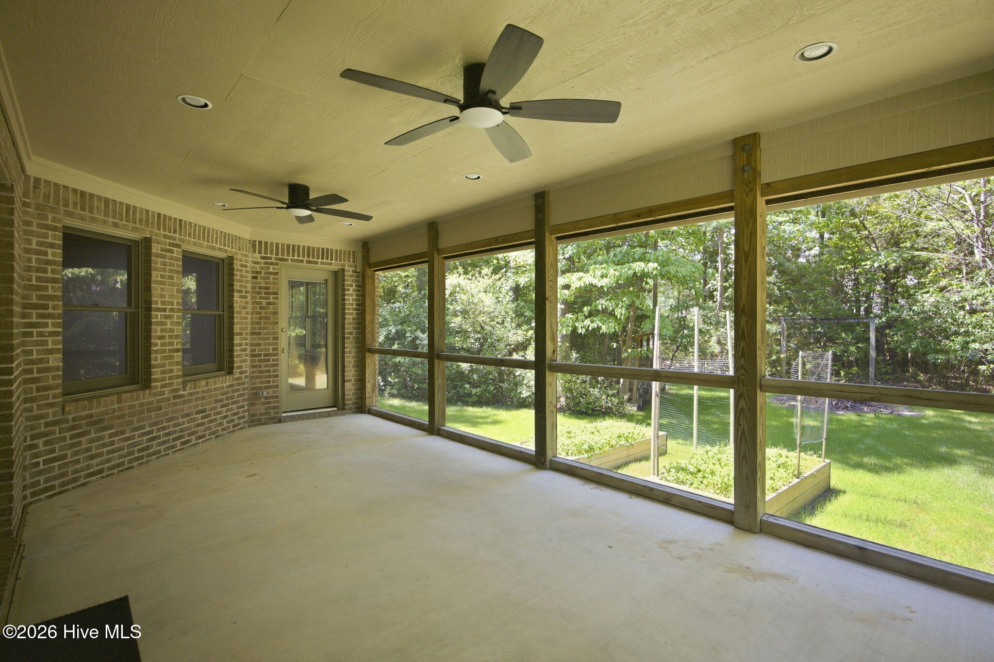 100569469 | Photo 34