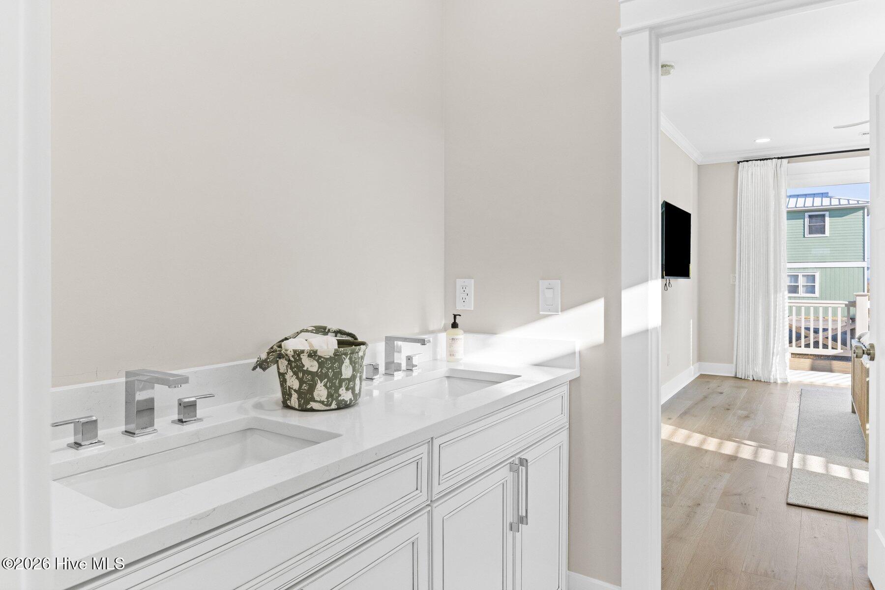 100561823 | Photo 40