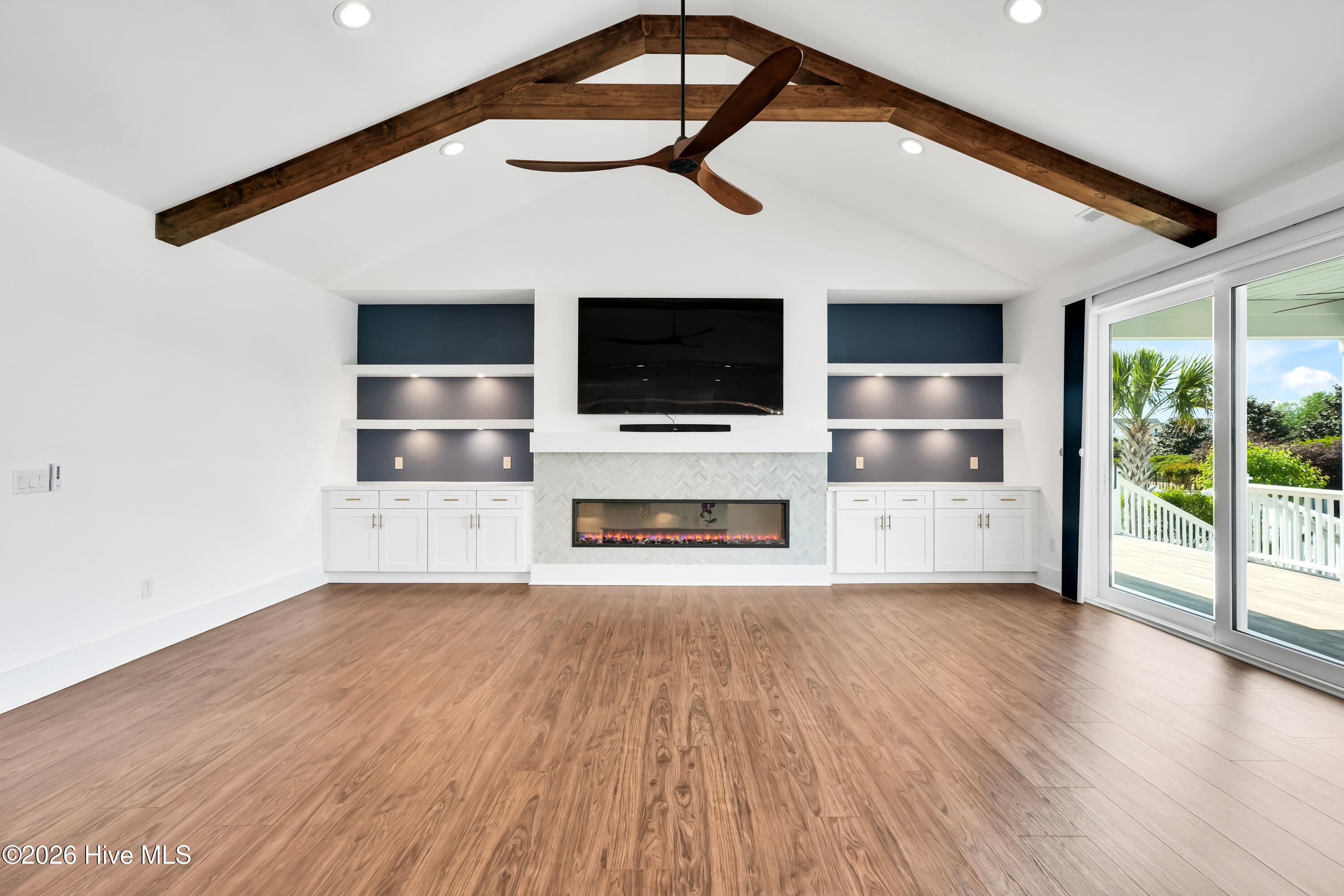 100567914 | Photo 14