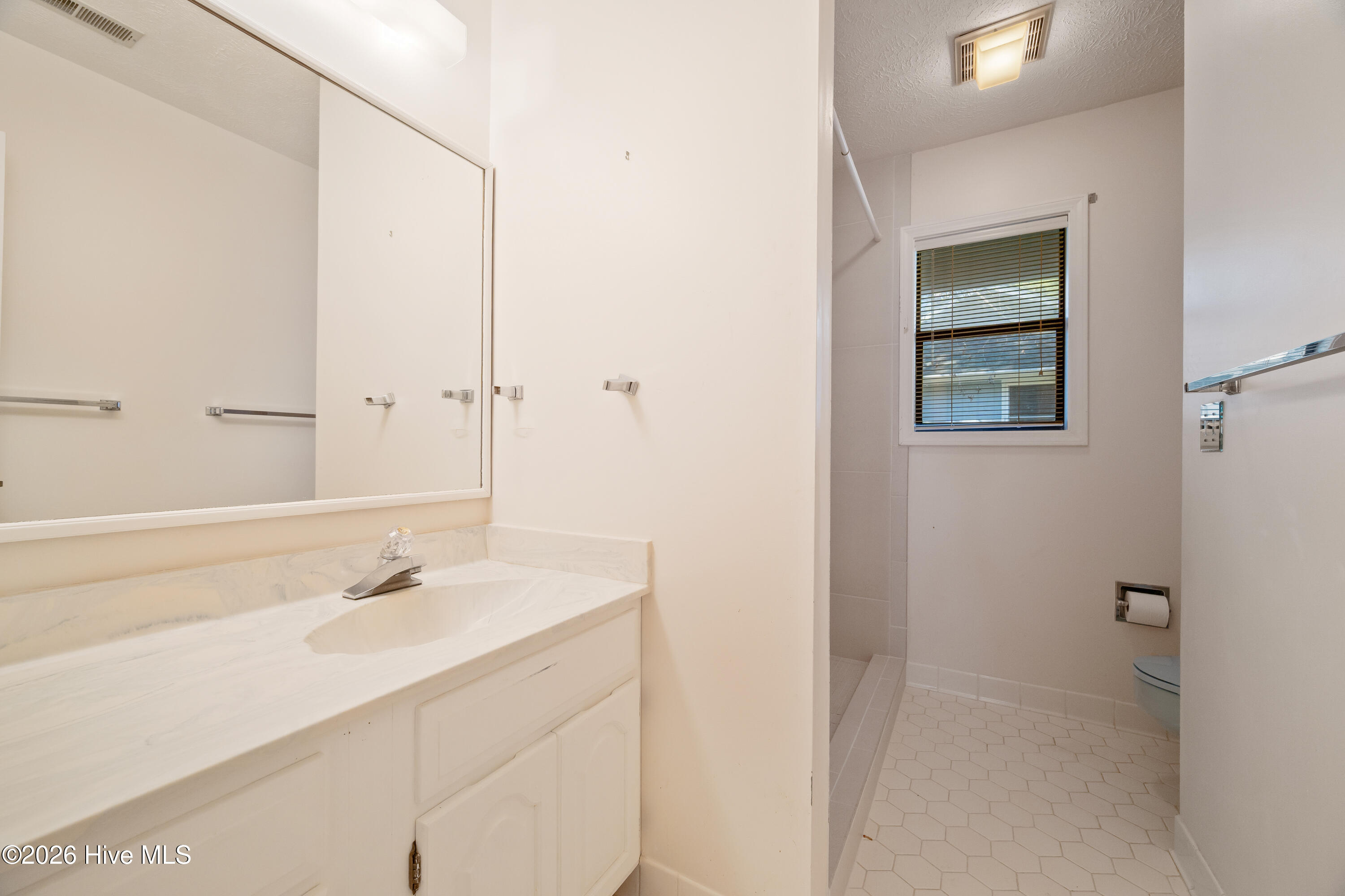 100563412 | Photo 32