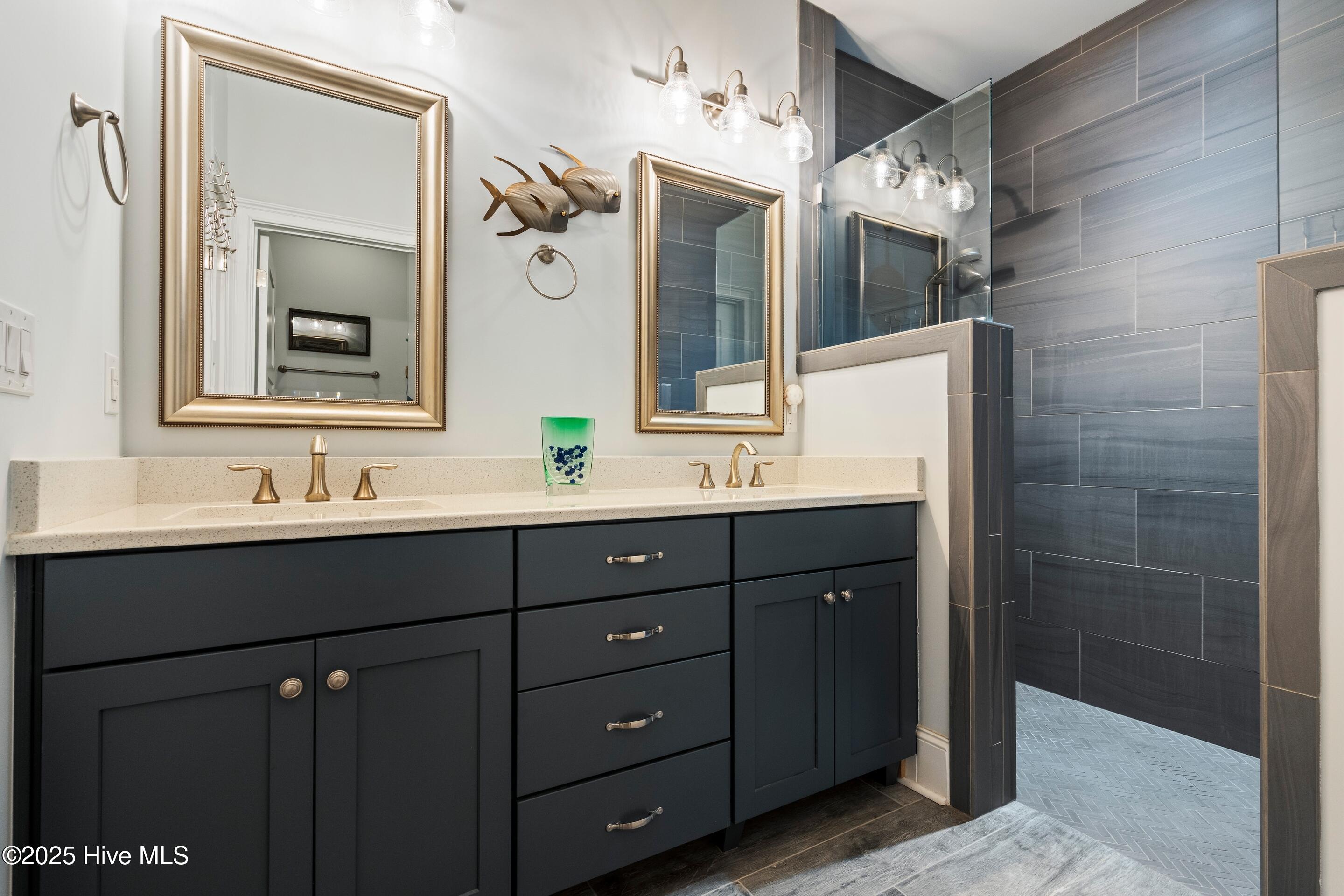 100542073 | Photo 28