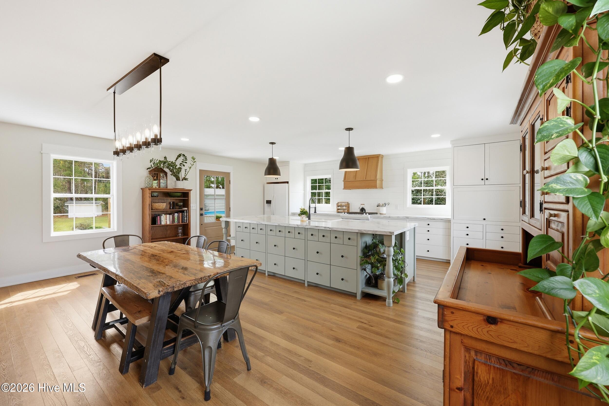 100562935 | Photo 14