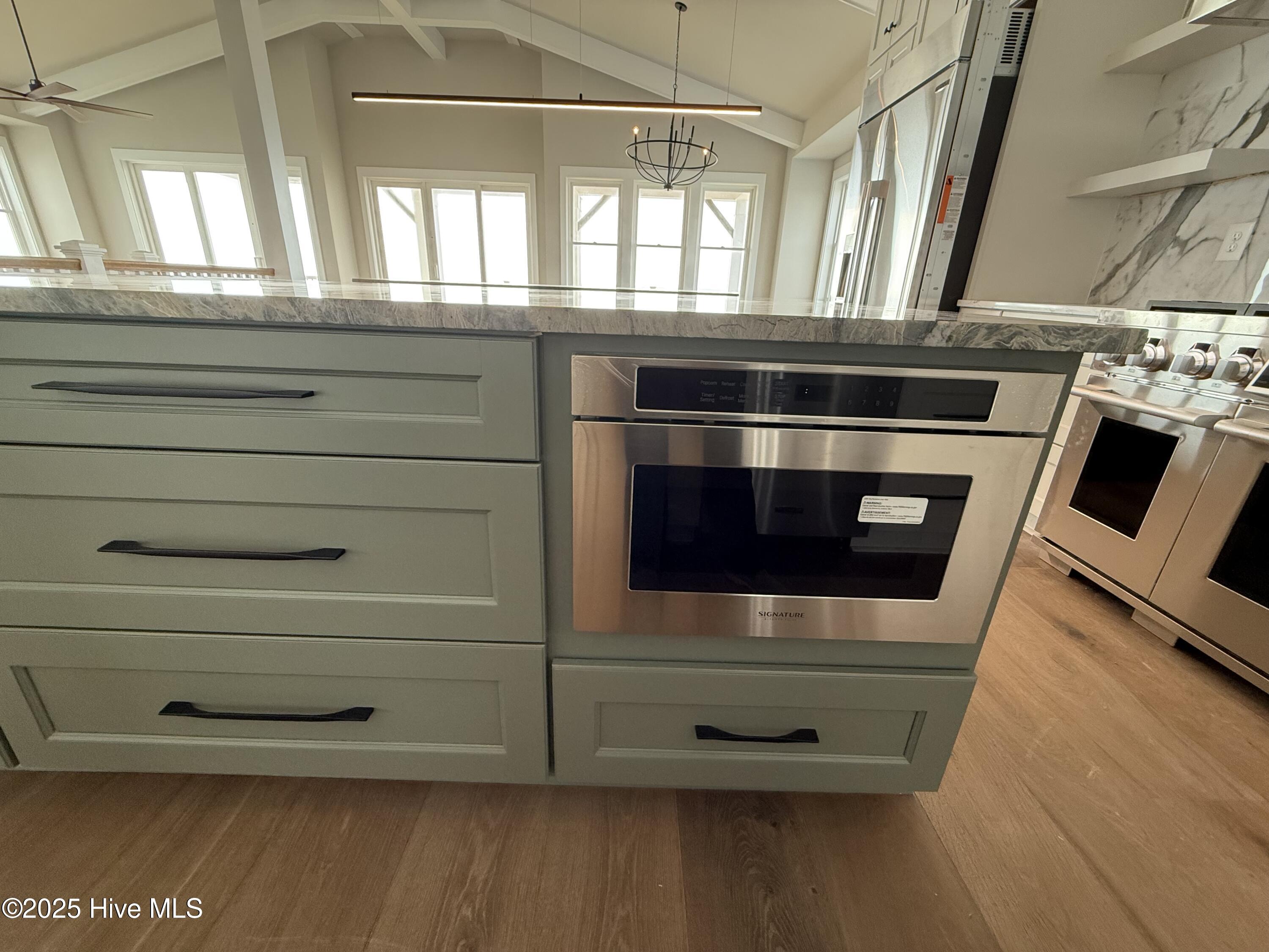 100498103 | Photo 24