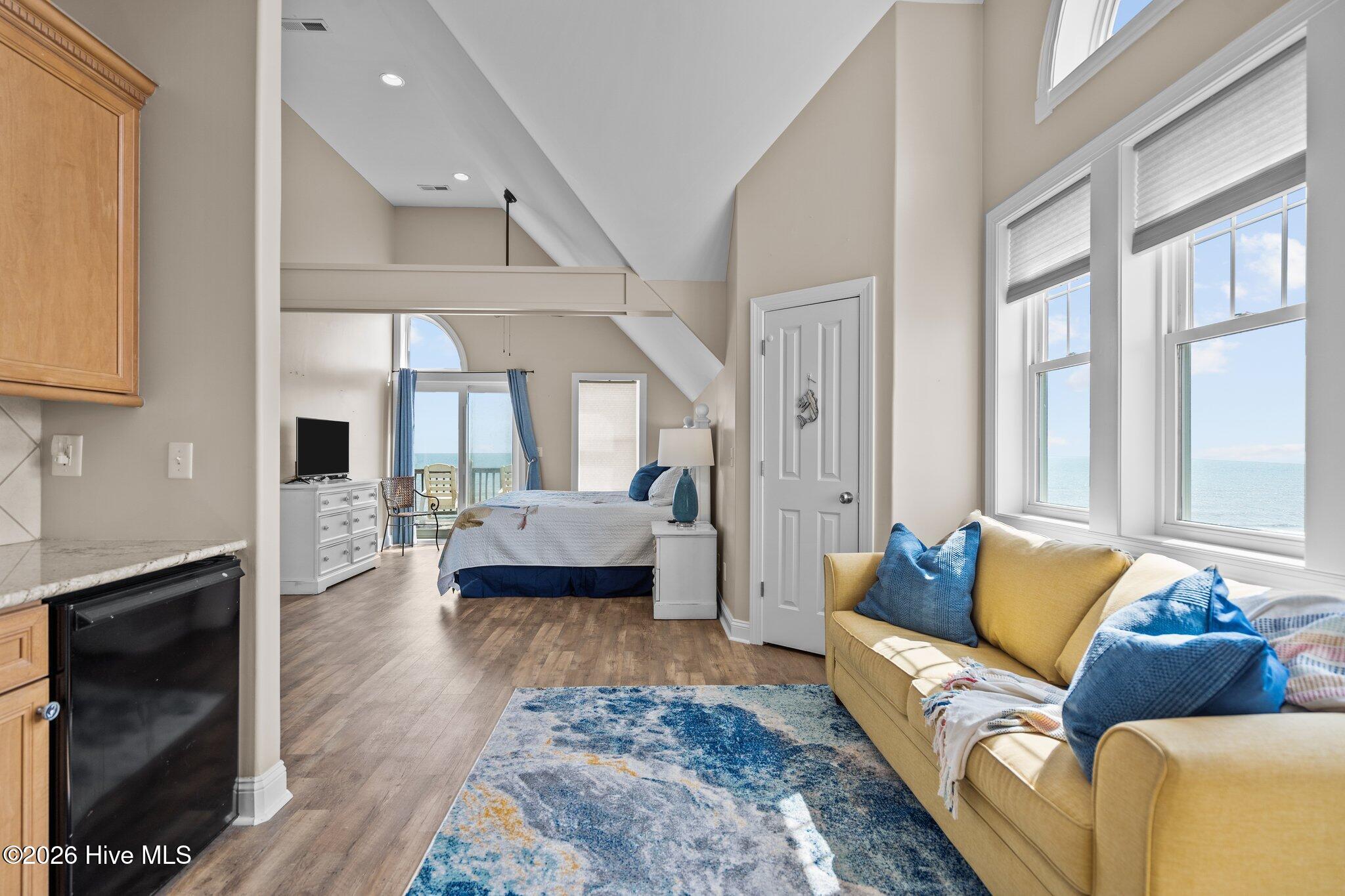 100562244 | Photo 39