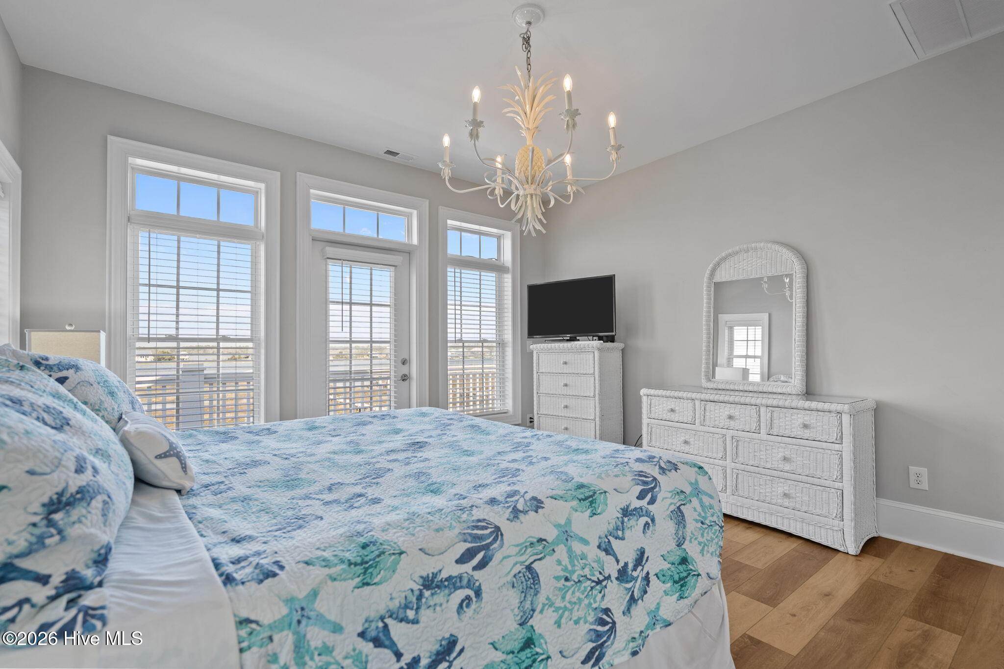 100564459 | Photo 51