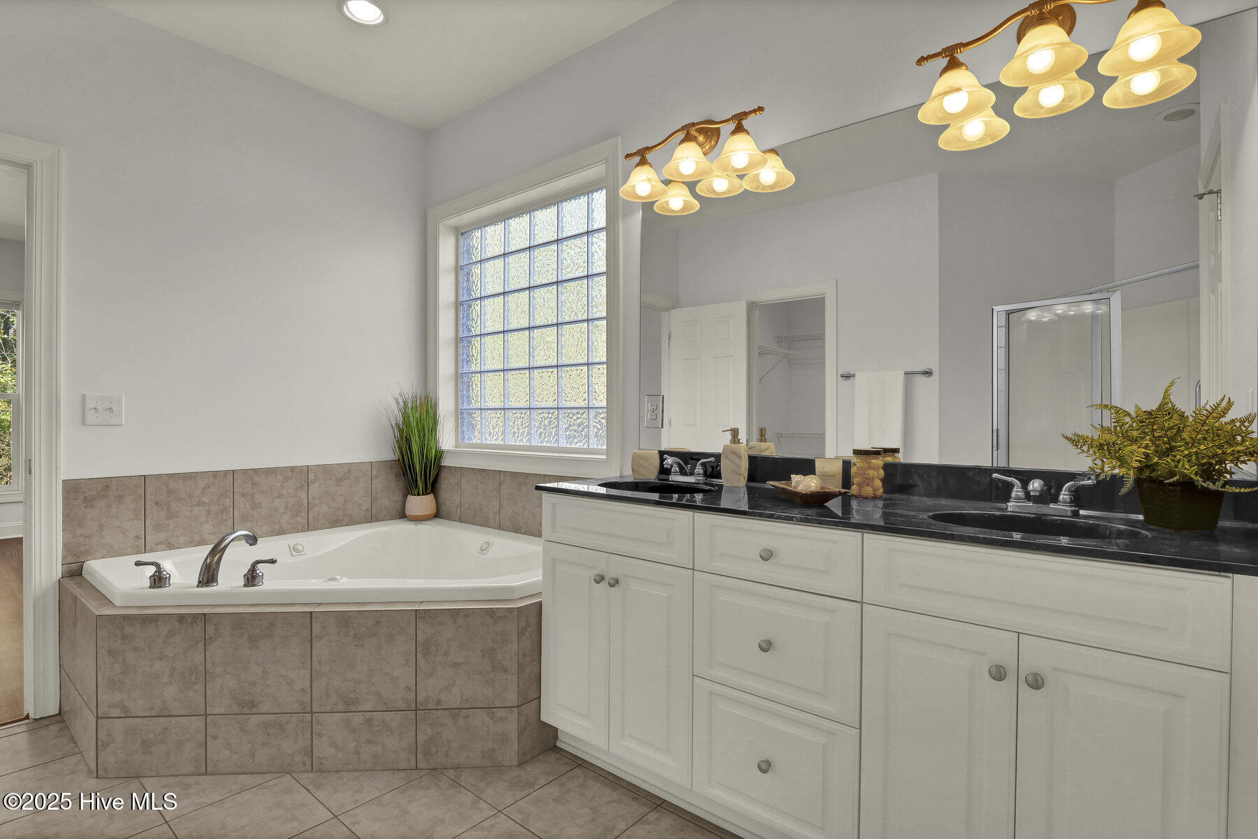 100540144 | Photo 38