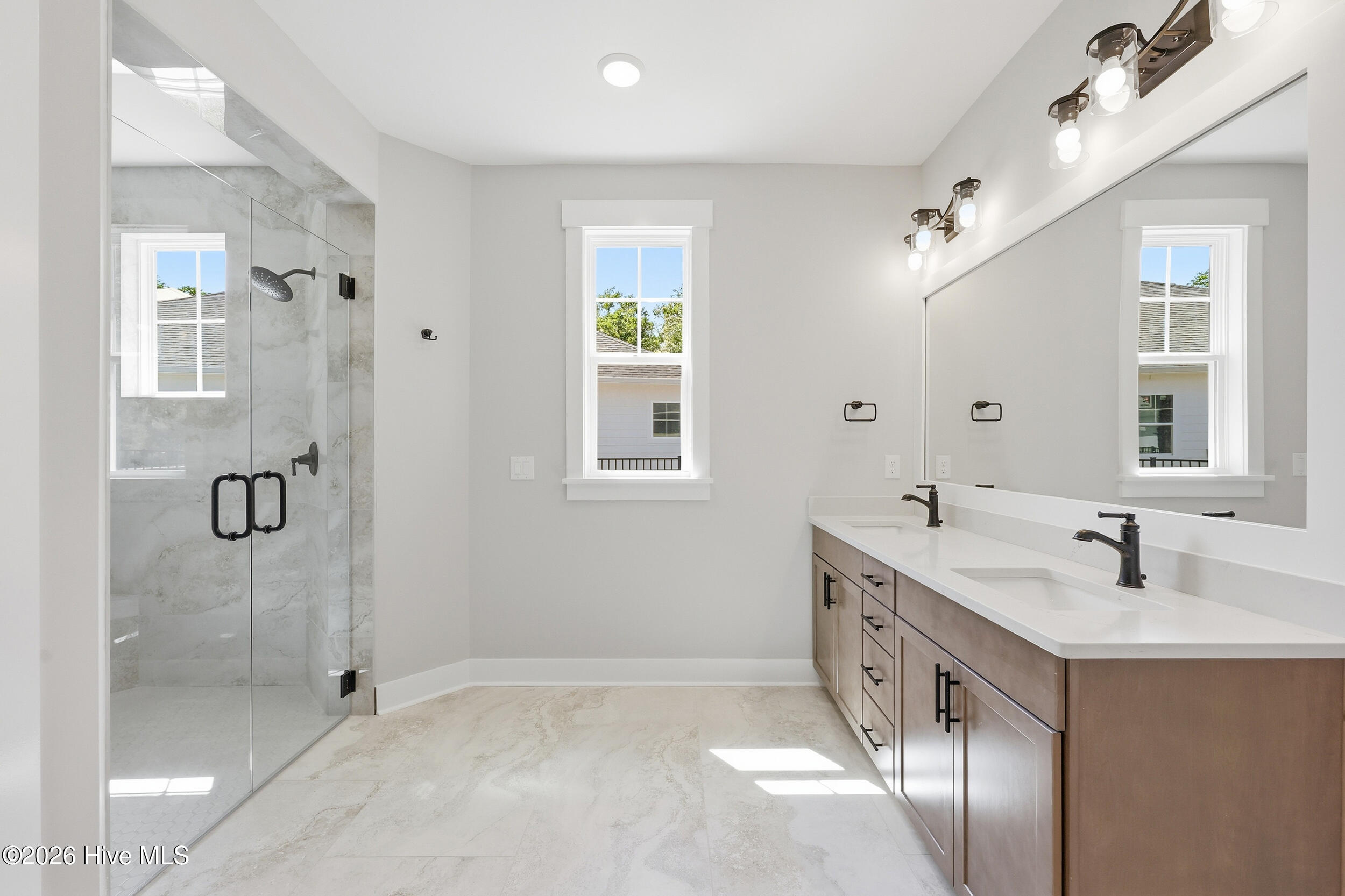 100551665 | Photo 24