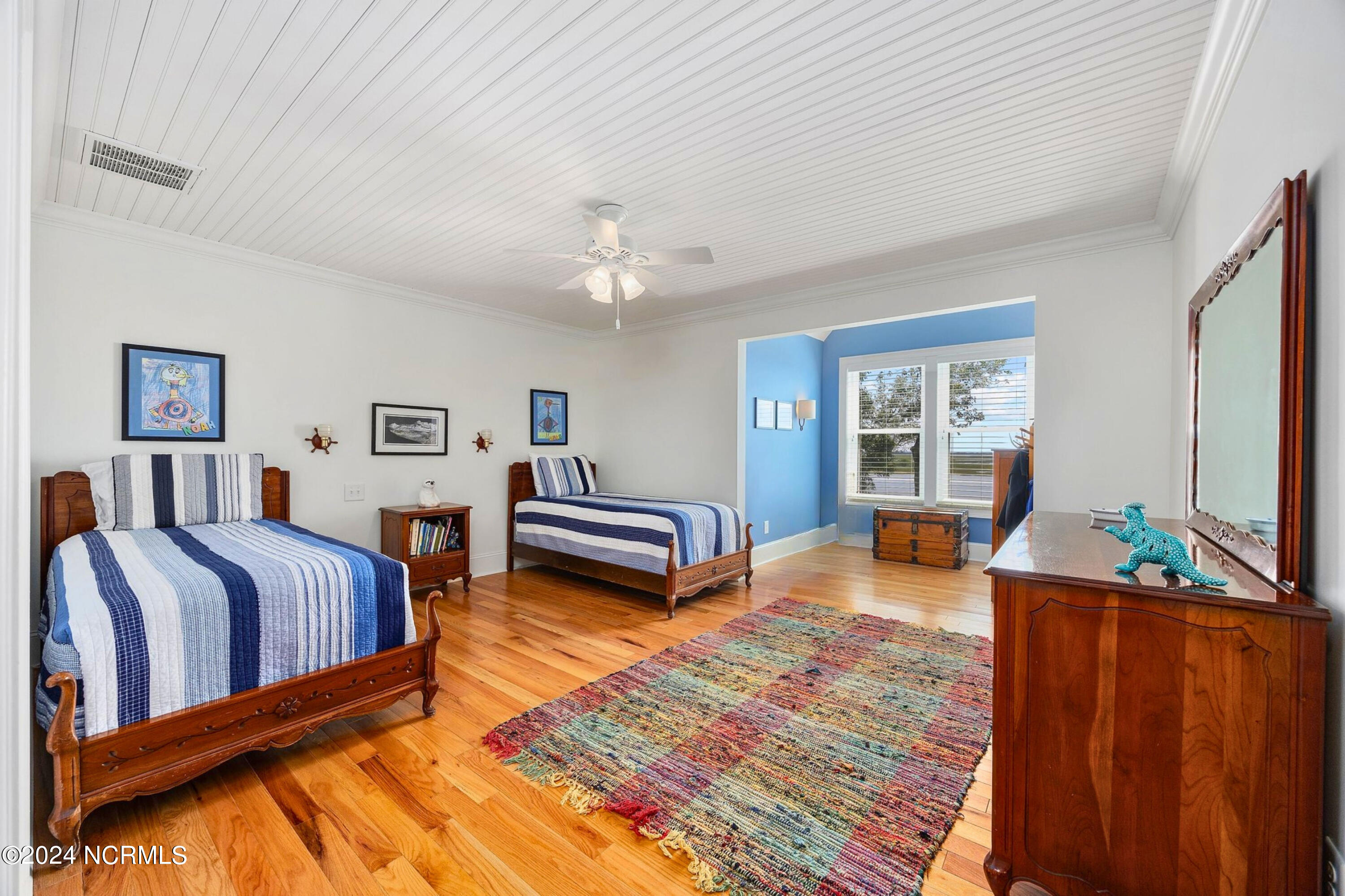 100553128 | Photo 51