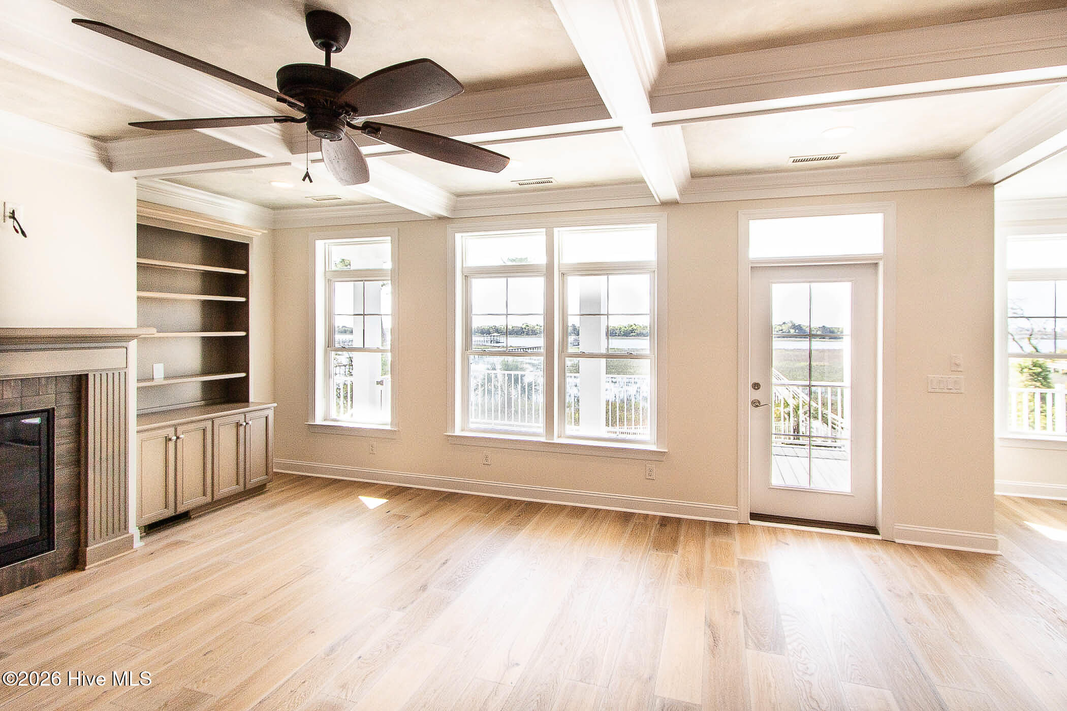 100568588 | Photo 50