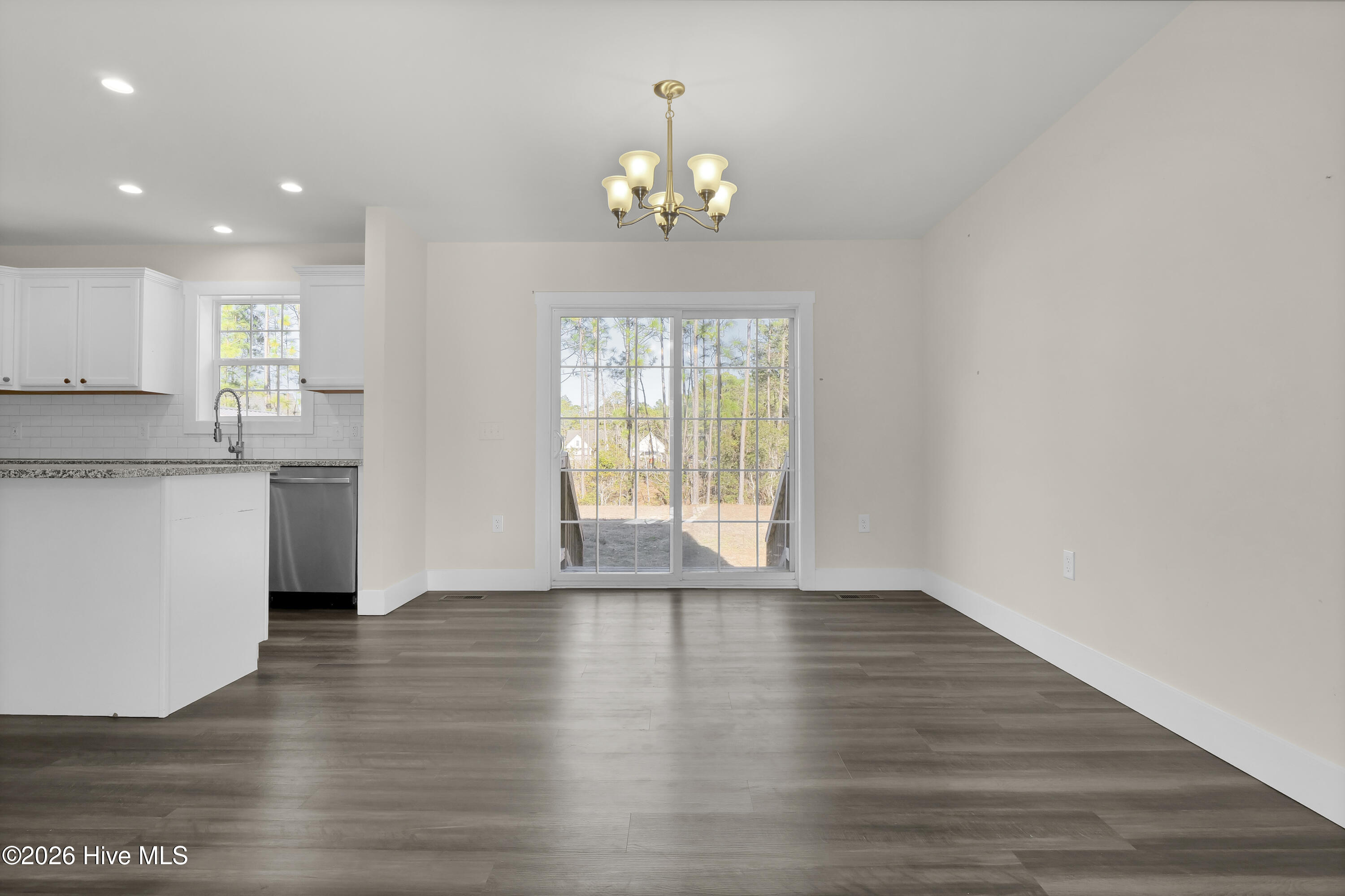 100557957 | Photo 11