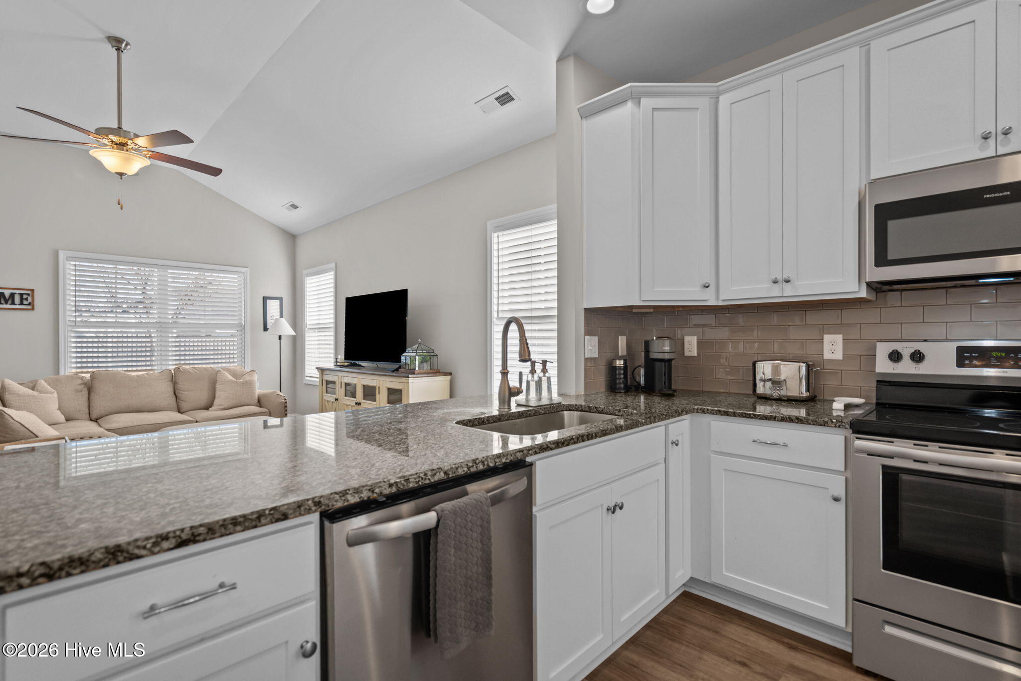 100557039 | Photo 14