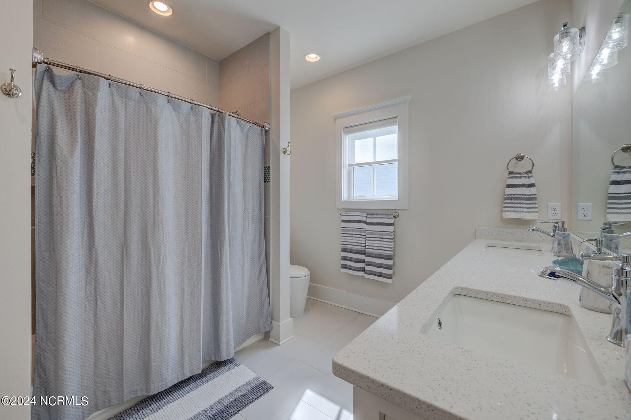 100547028 | Photo 43