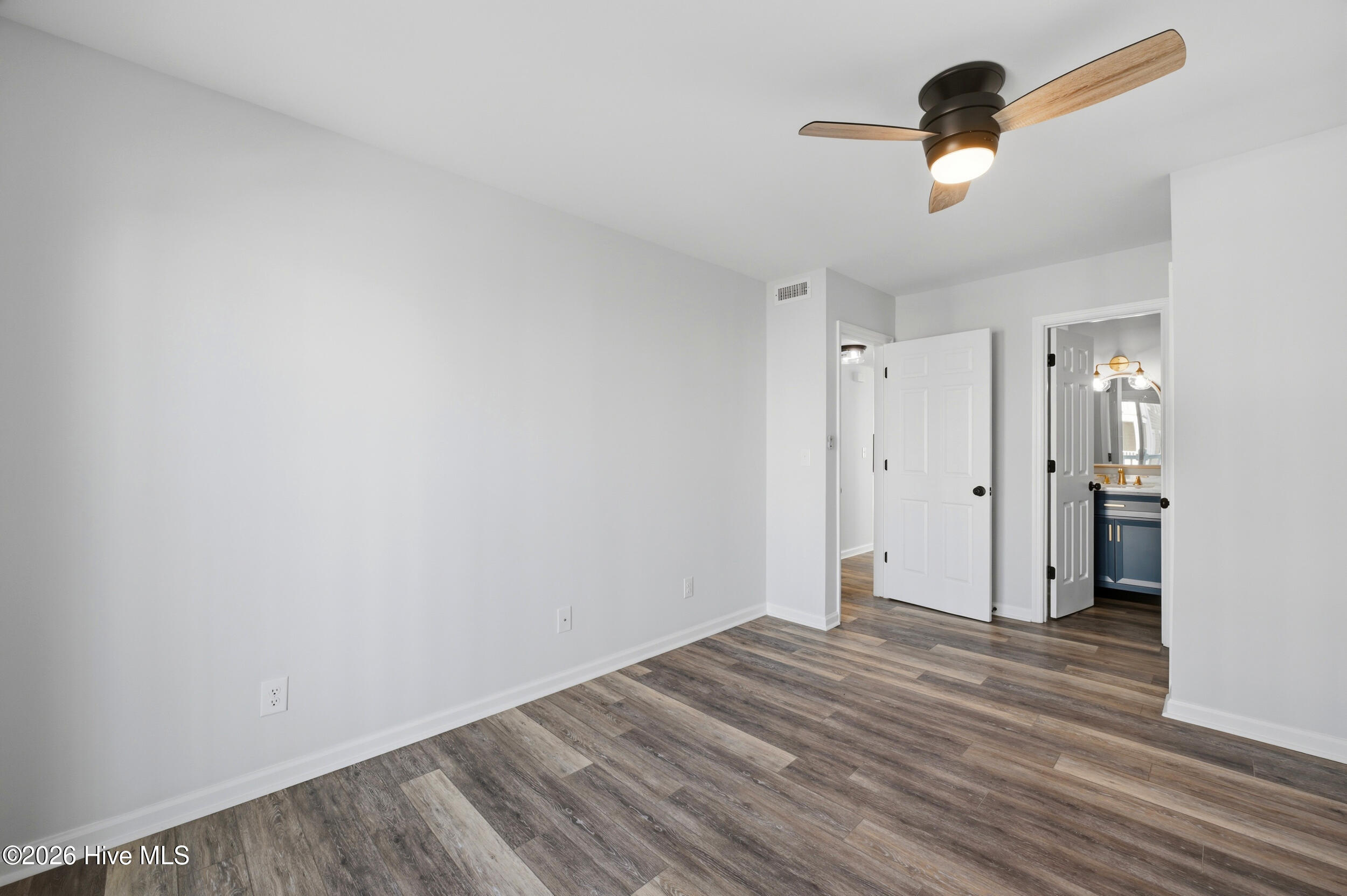 100566140 | Photo 17