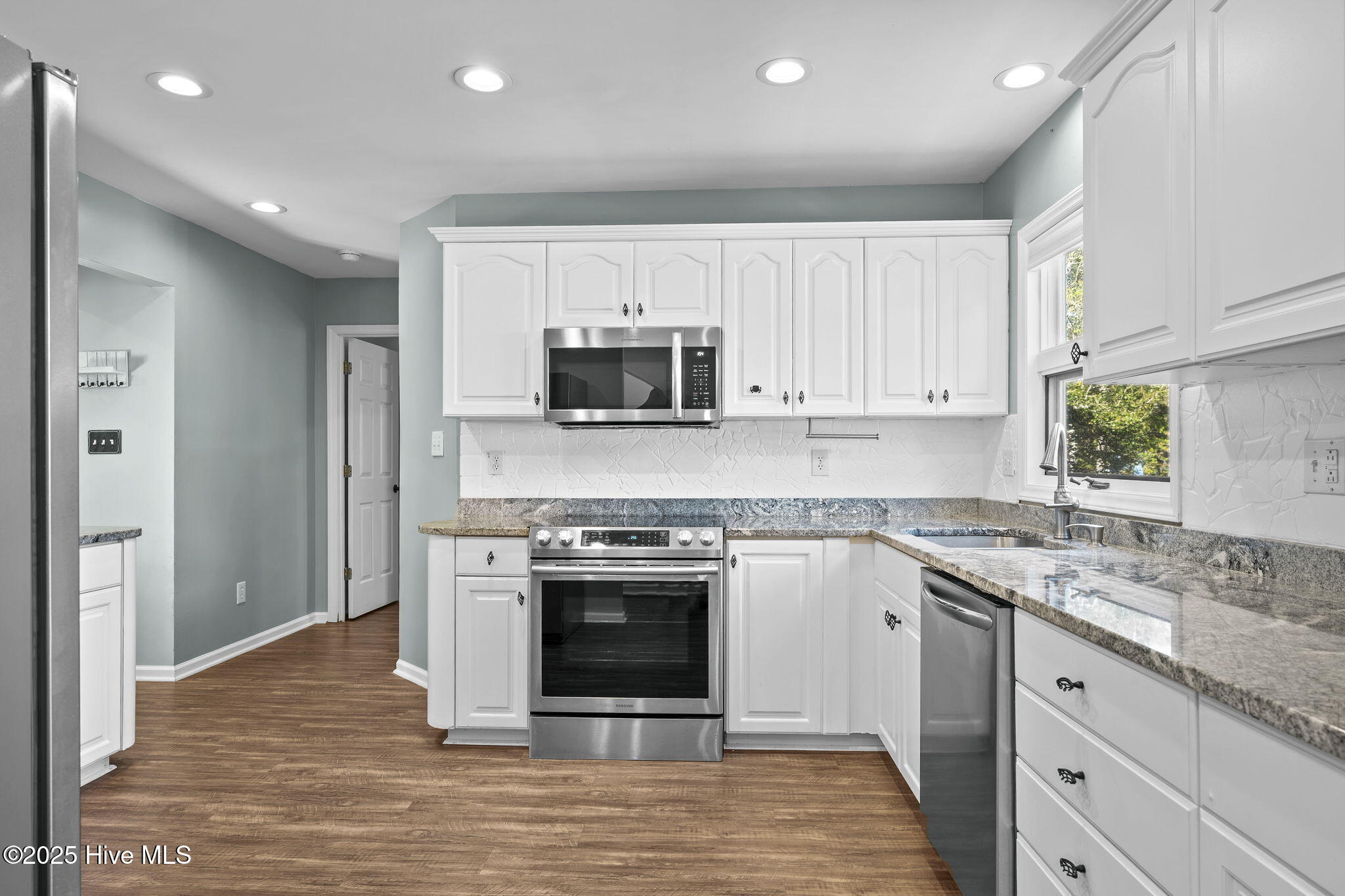 100542454 | Photo 23