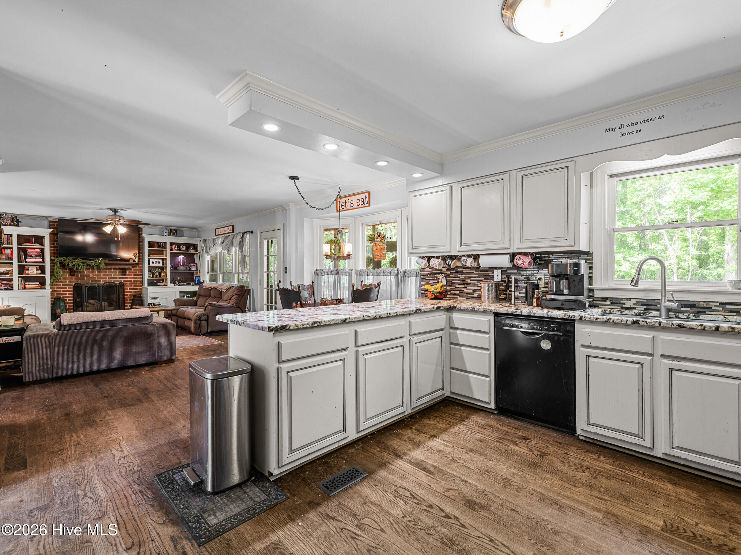 100570486 | Photo 26