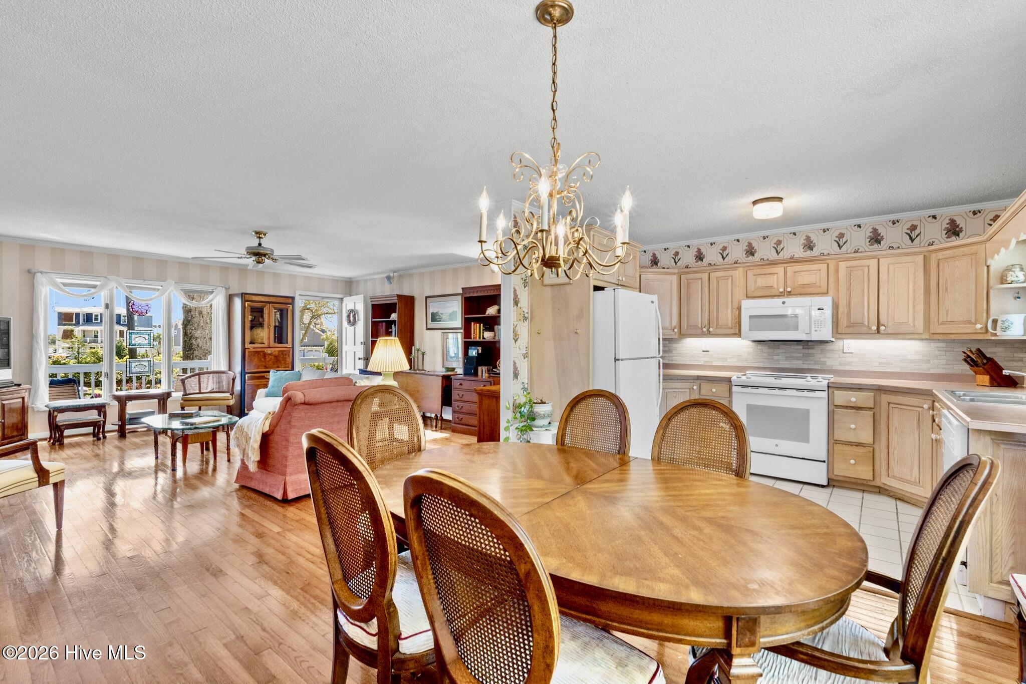 100561830 | Photo 13