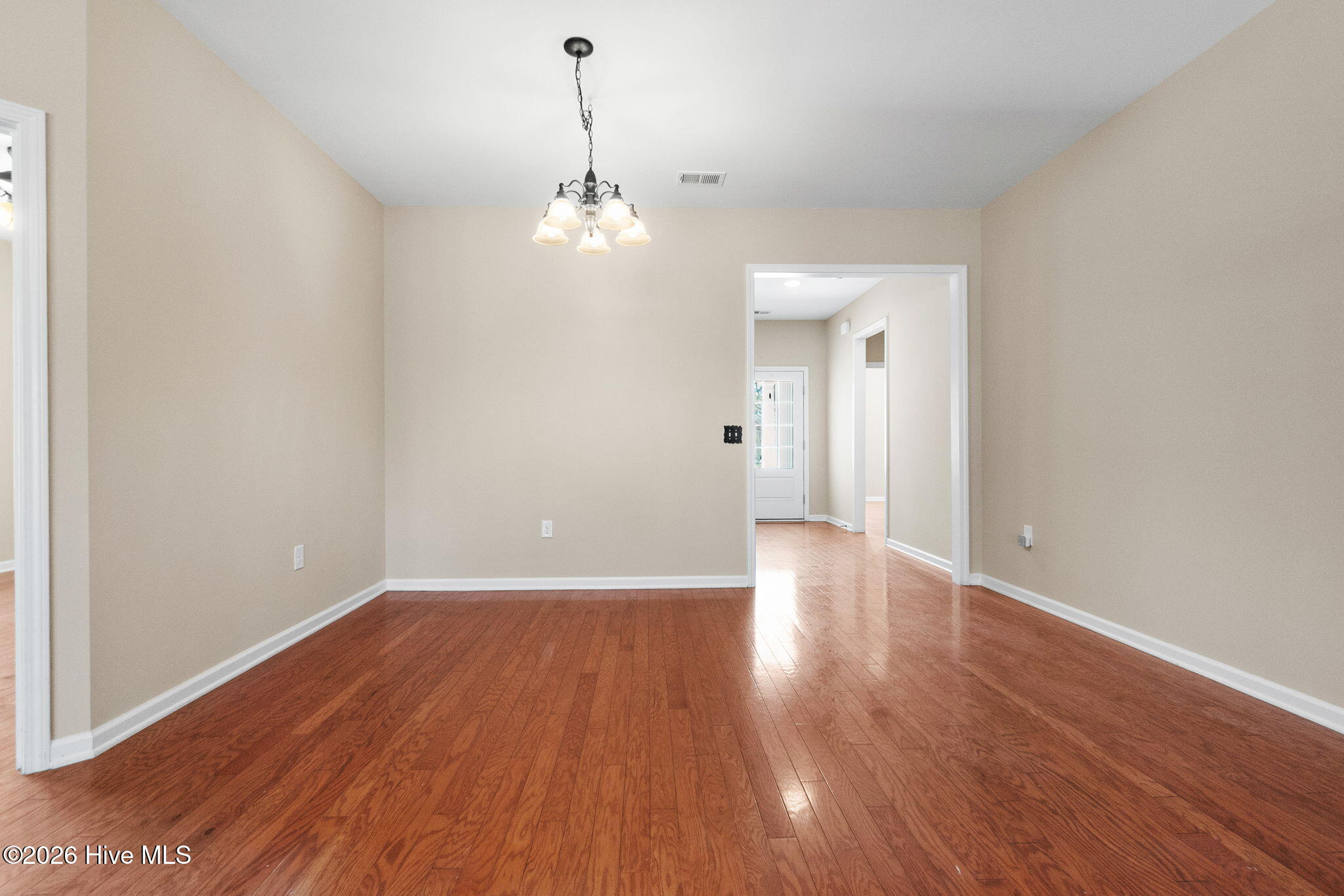 100561861 | Photo 11