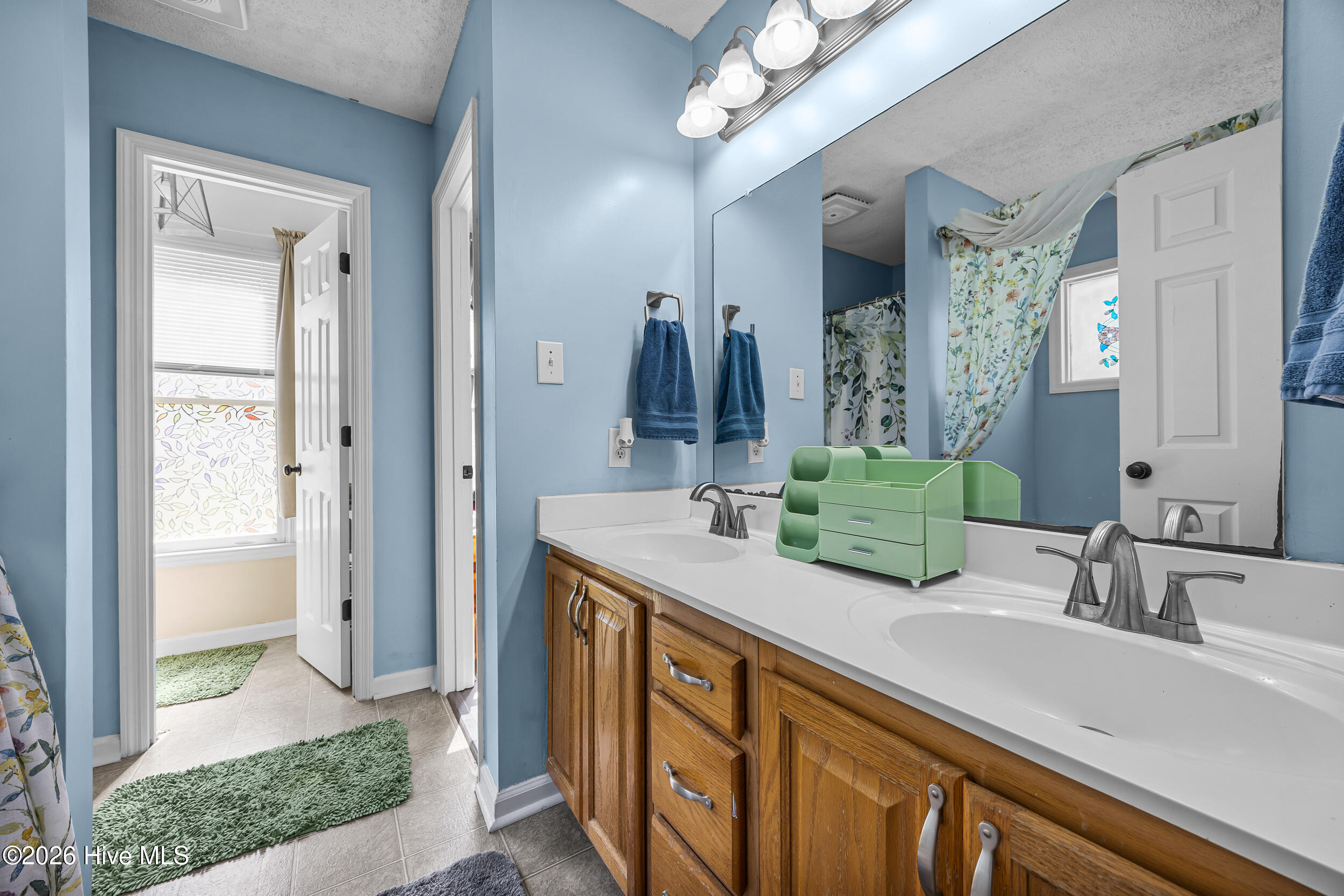 100566789 | Photo 23