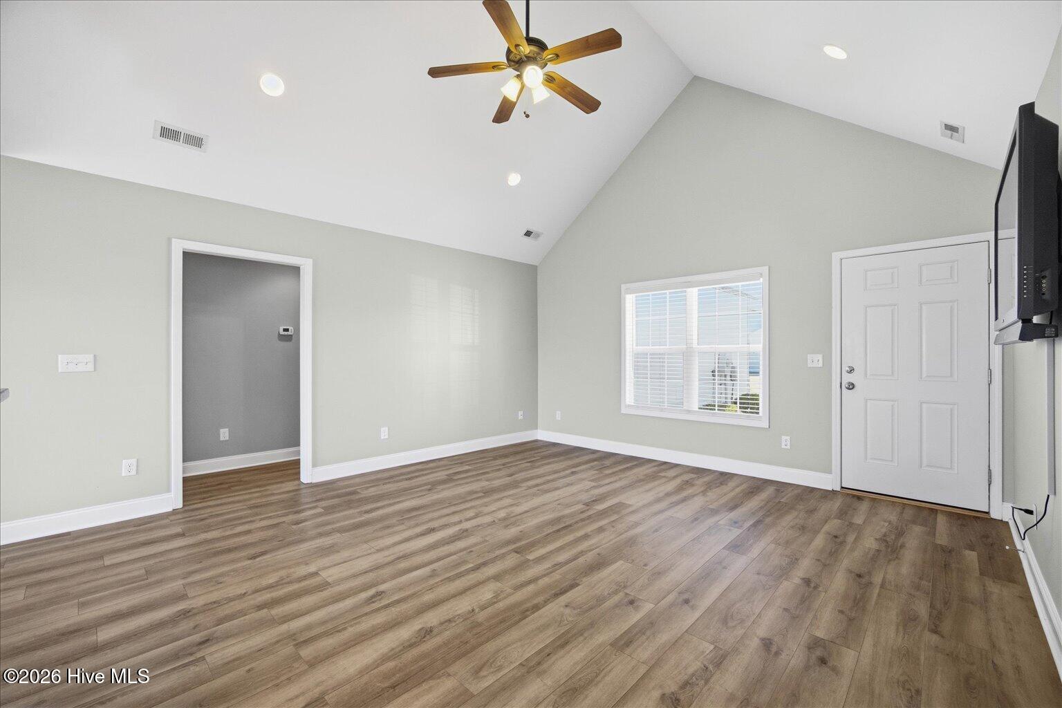 100561166 | Photo 10