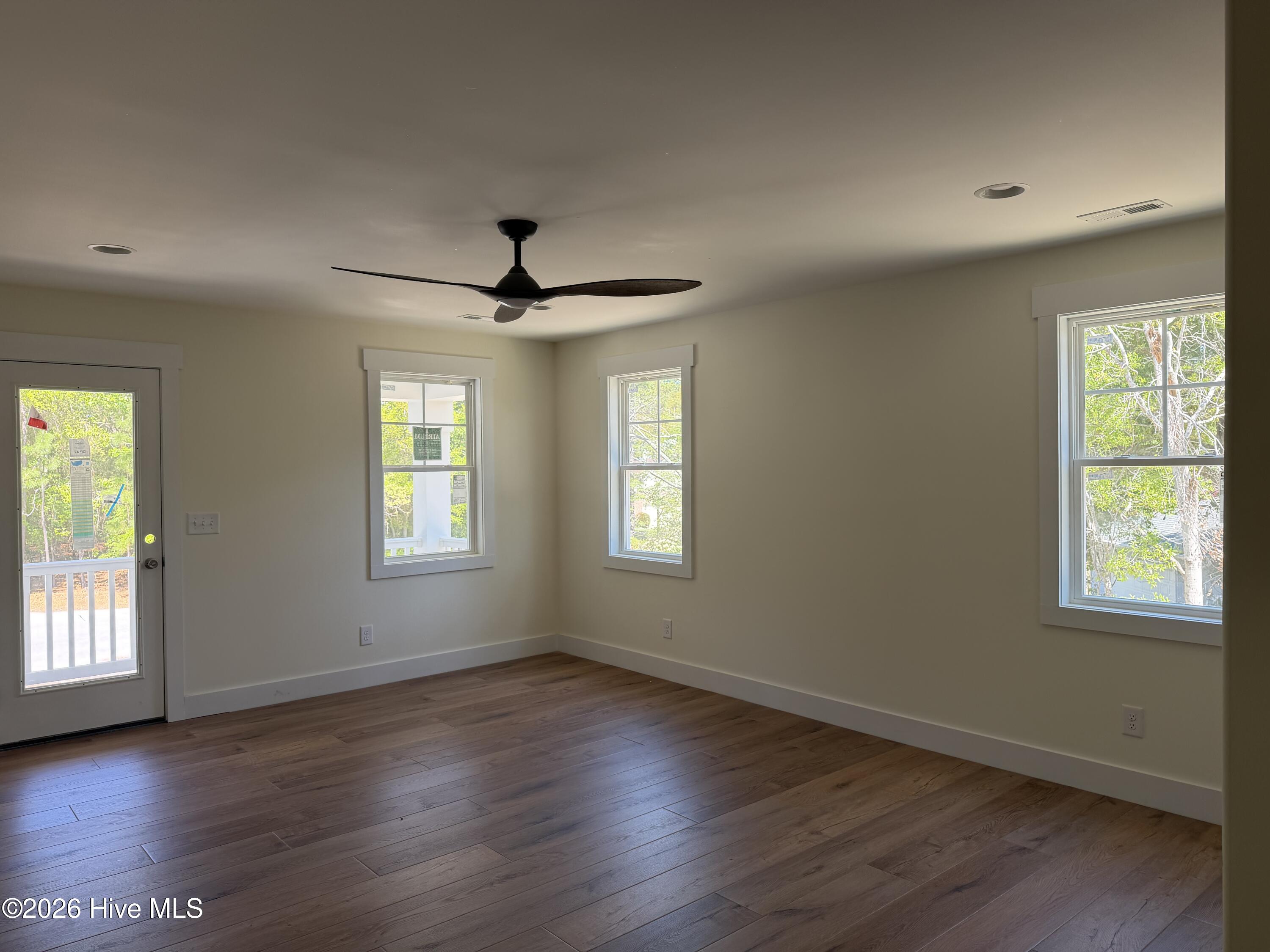 100568393 | Photo 38