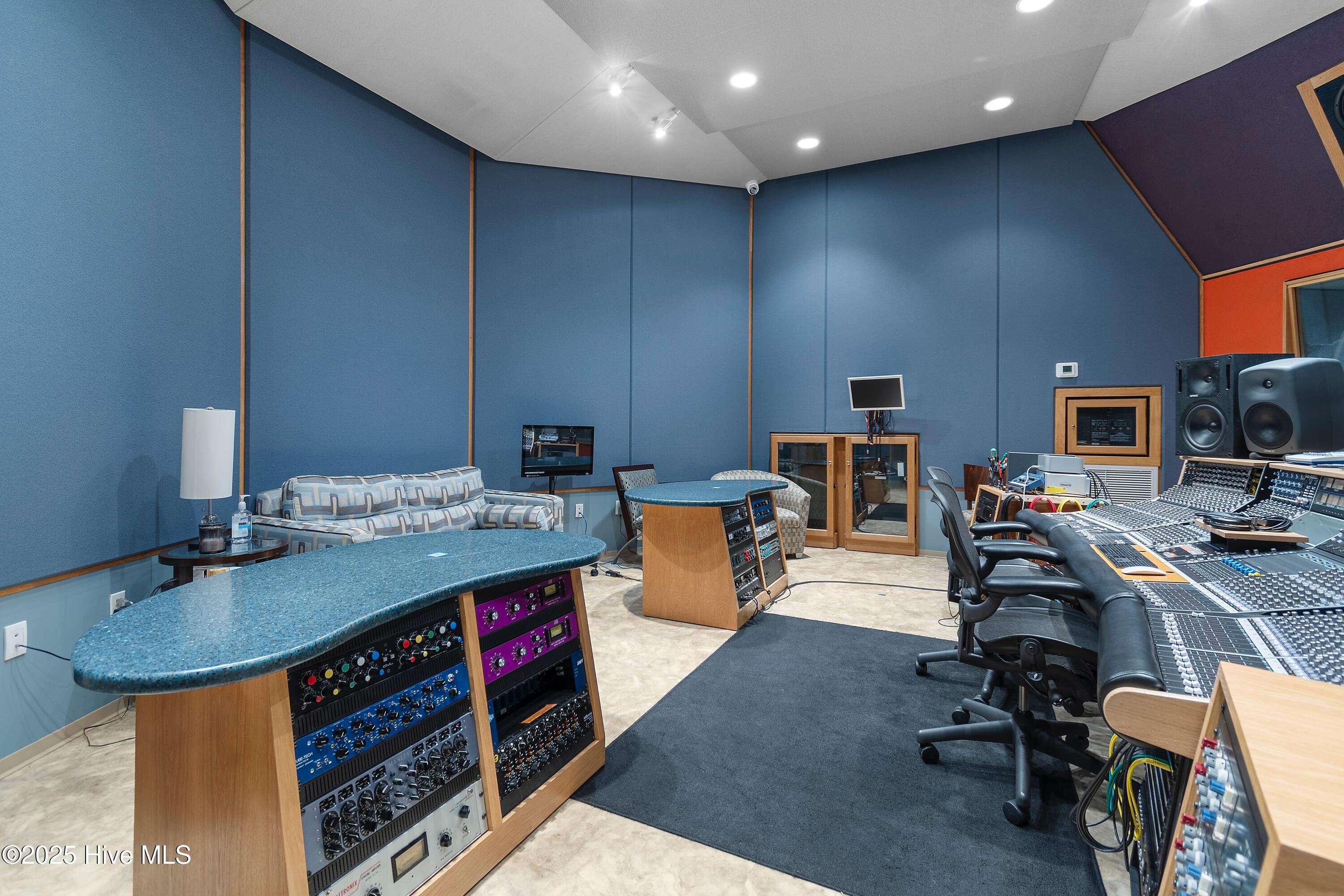 100491717 | Photo 48