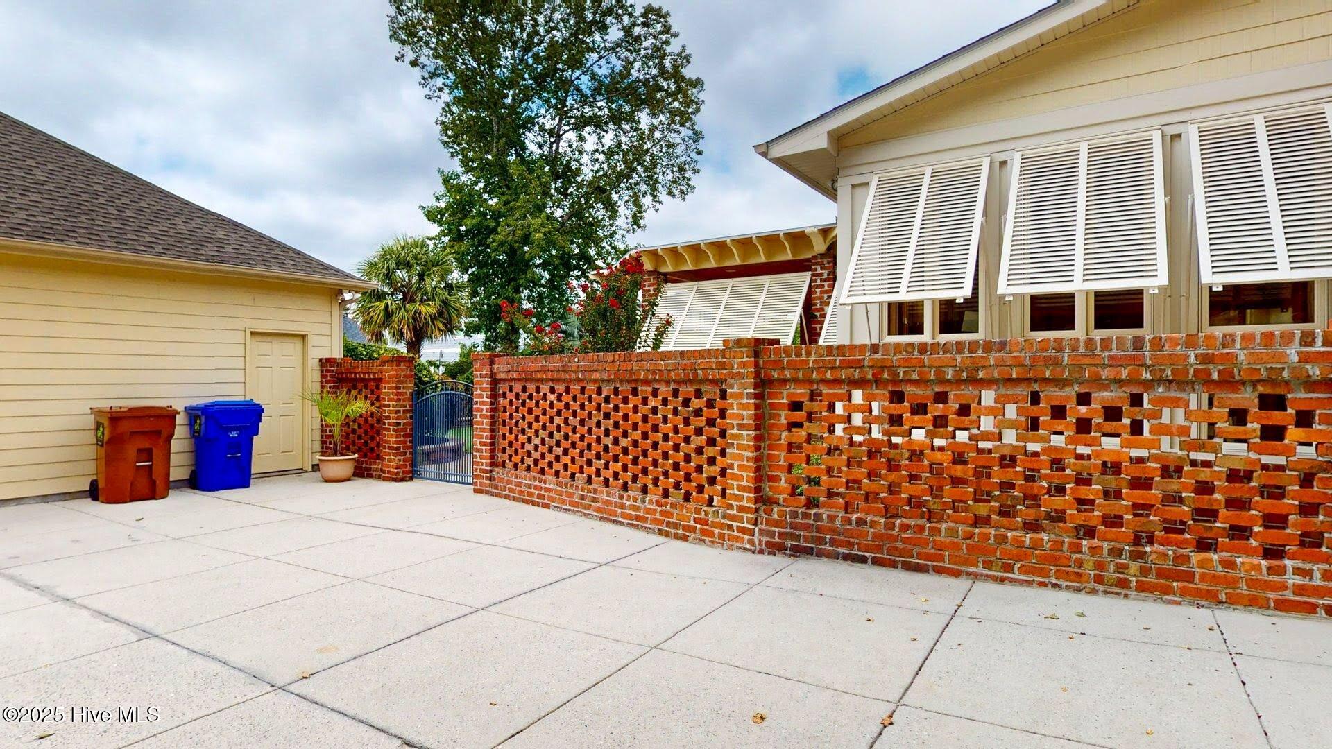 100528011 | Photo 33