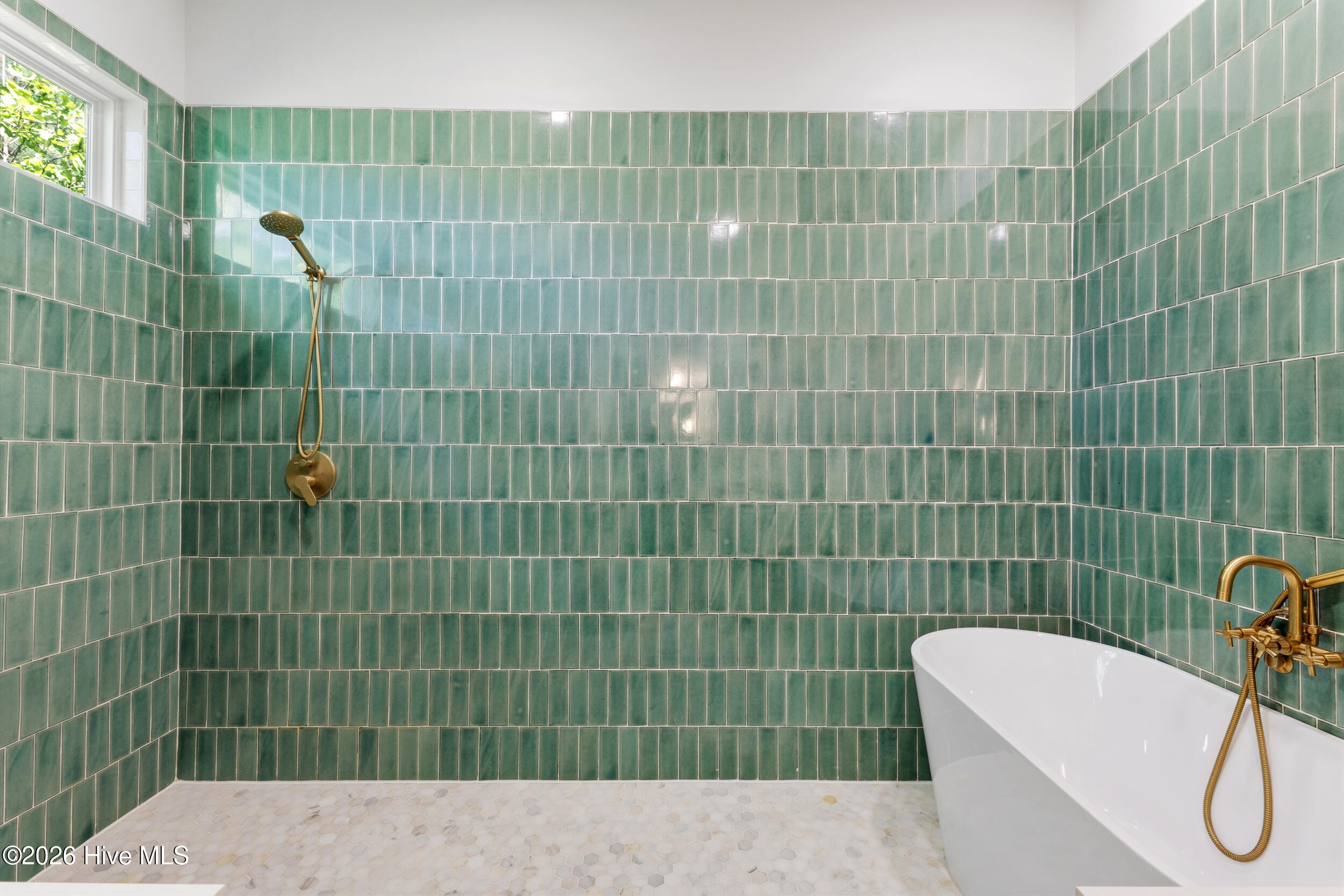 100570688 | Photo 33