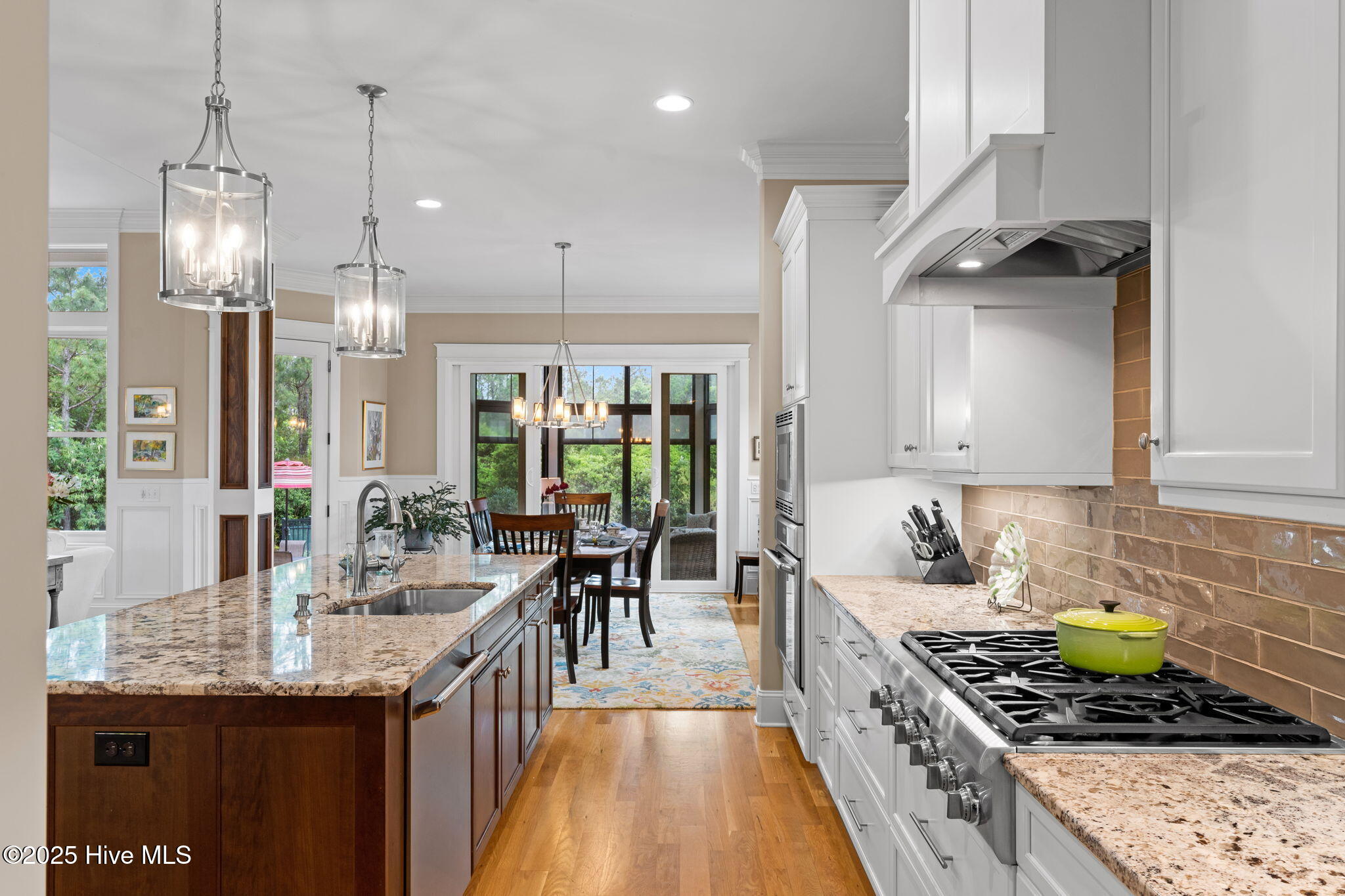 100562401 | Photo 32