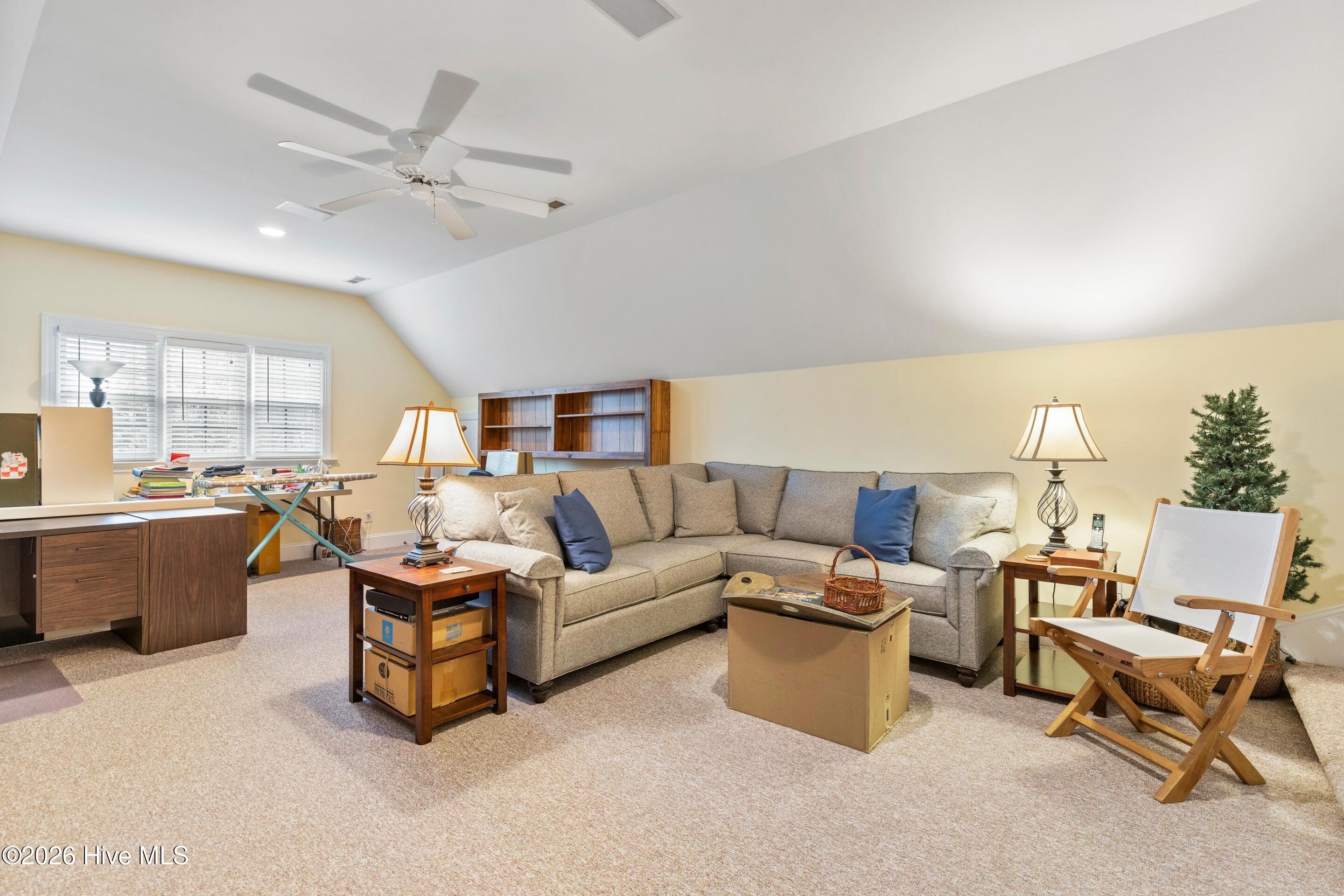 100562190 | Photo 44