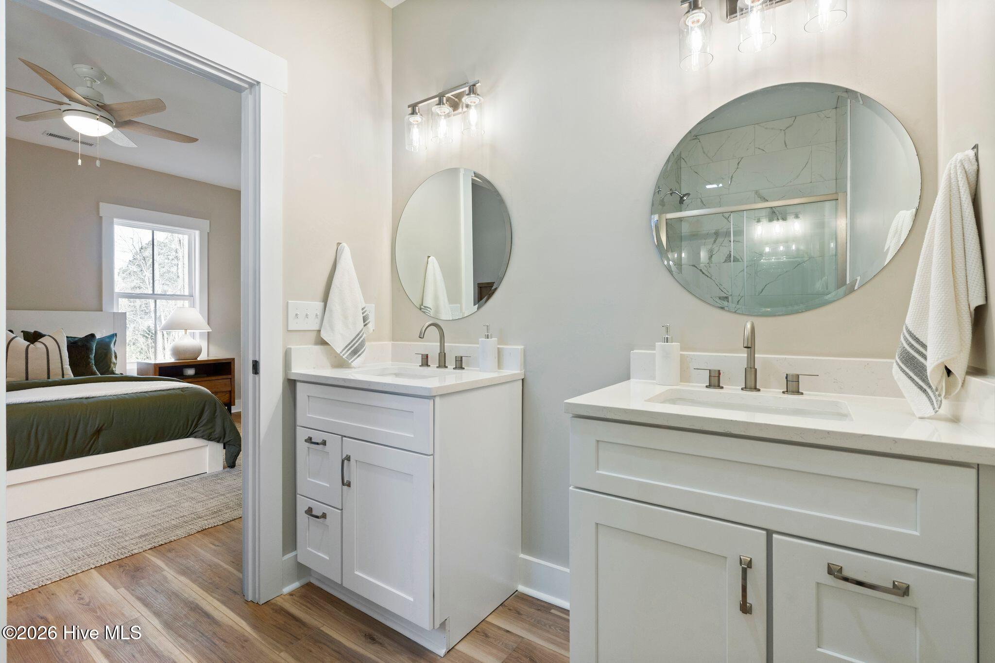 100558463 | Photo 37