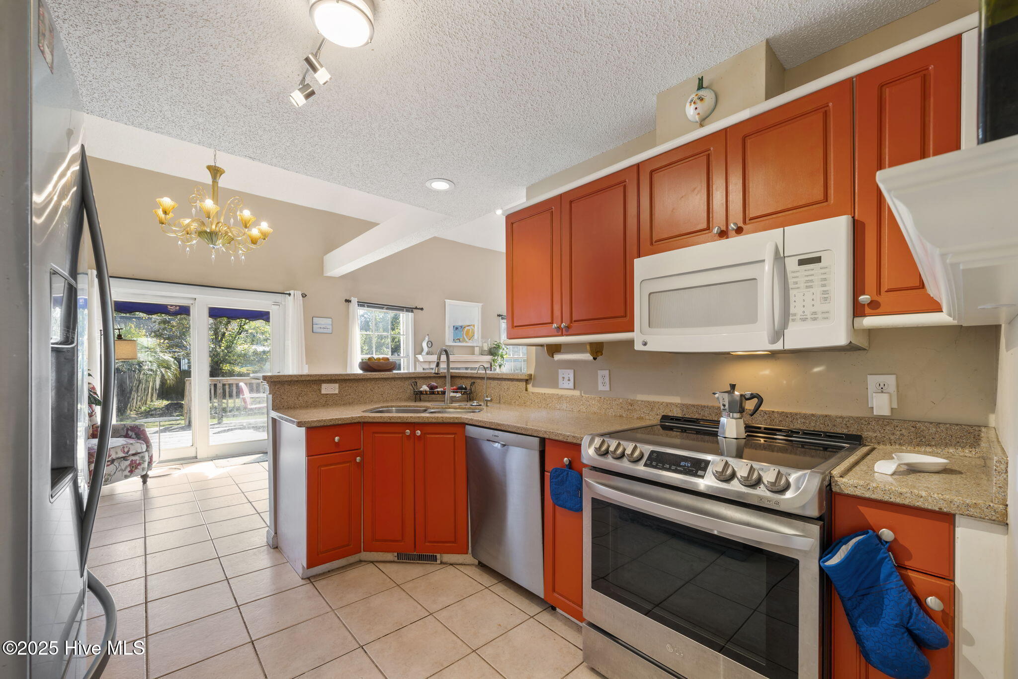 100531904 | Photo 14