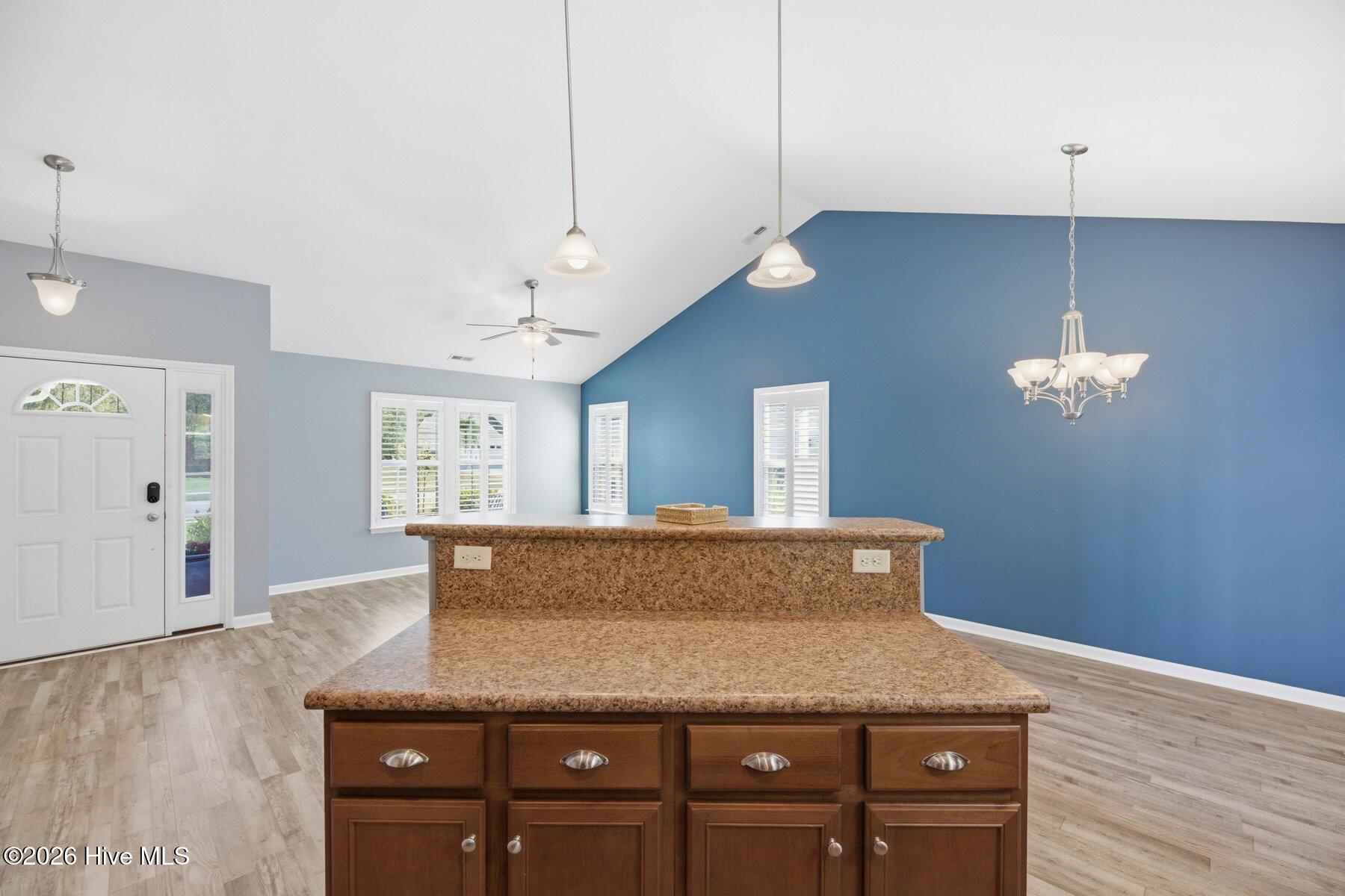 100563197 | Photo 12