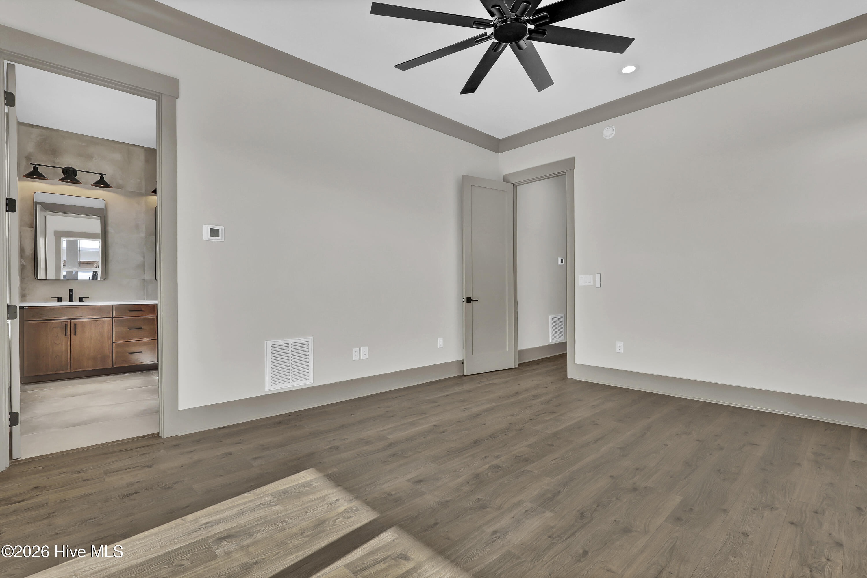 100554929 | Photo 28