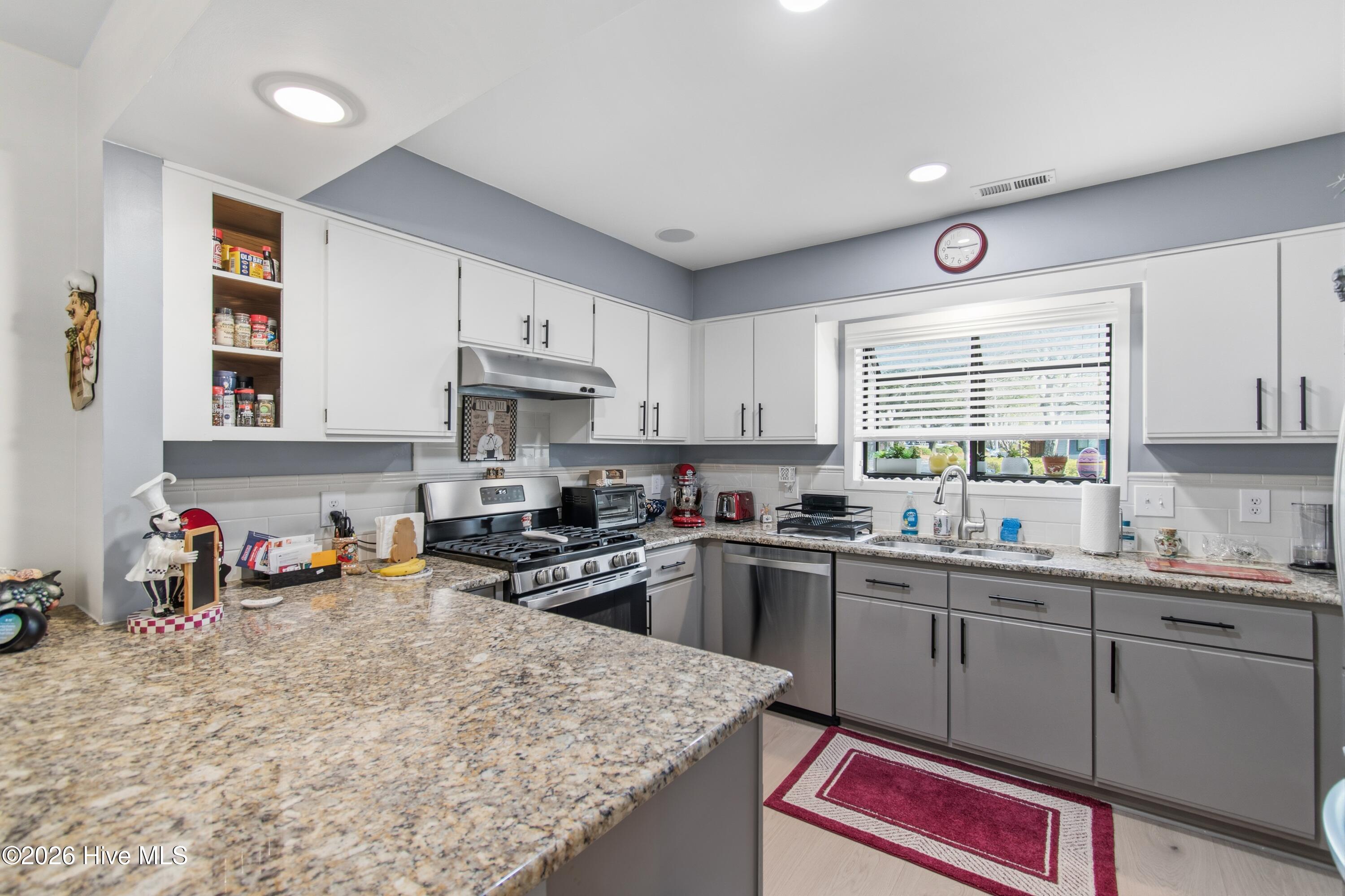 100558002 | Photo 13