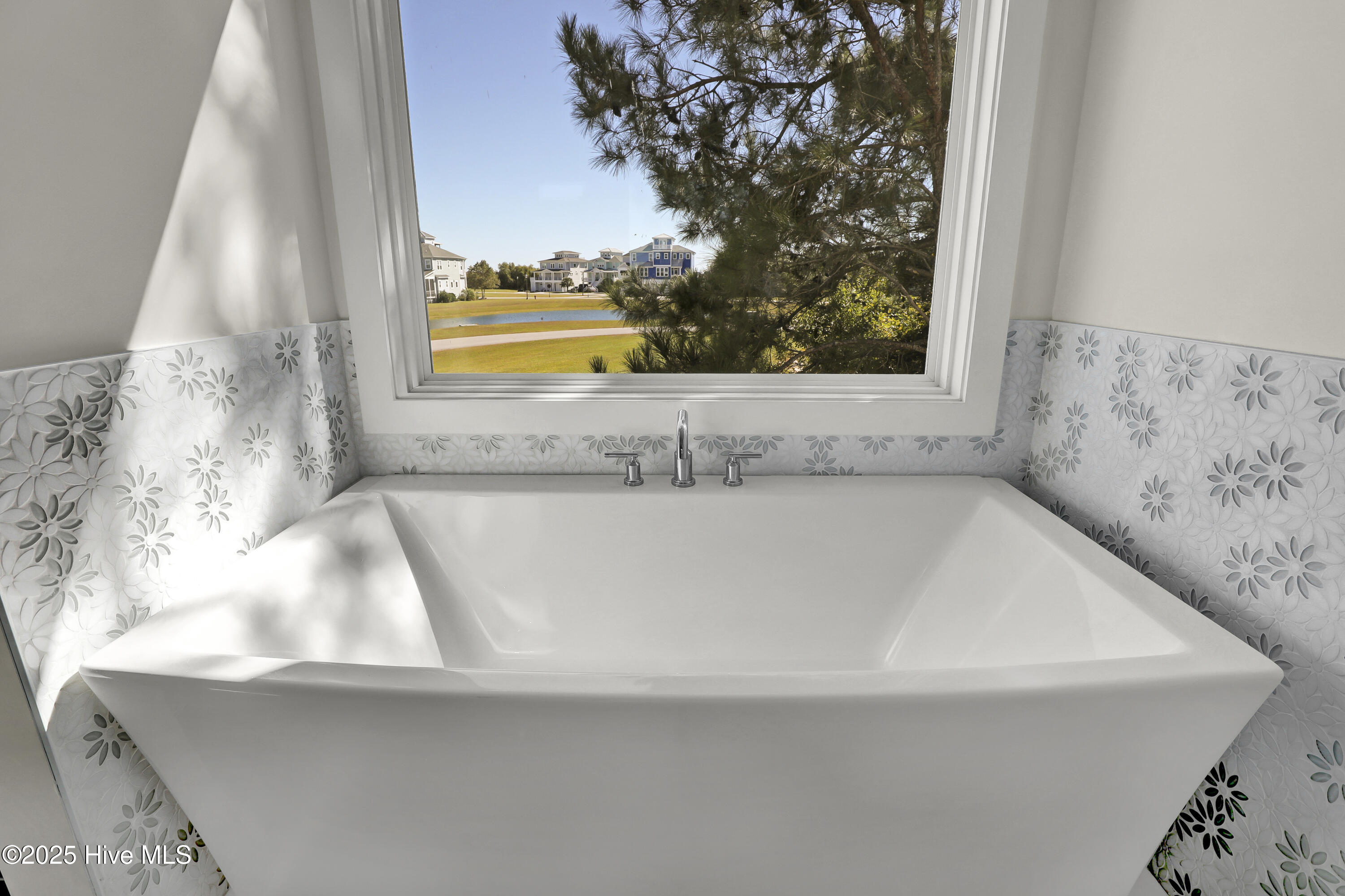 100536575 | Photo 16