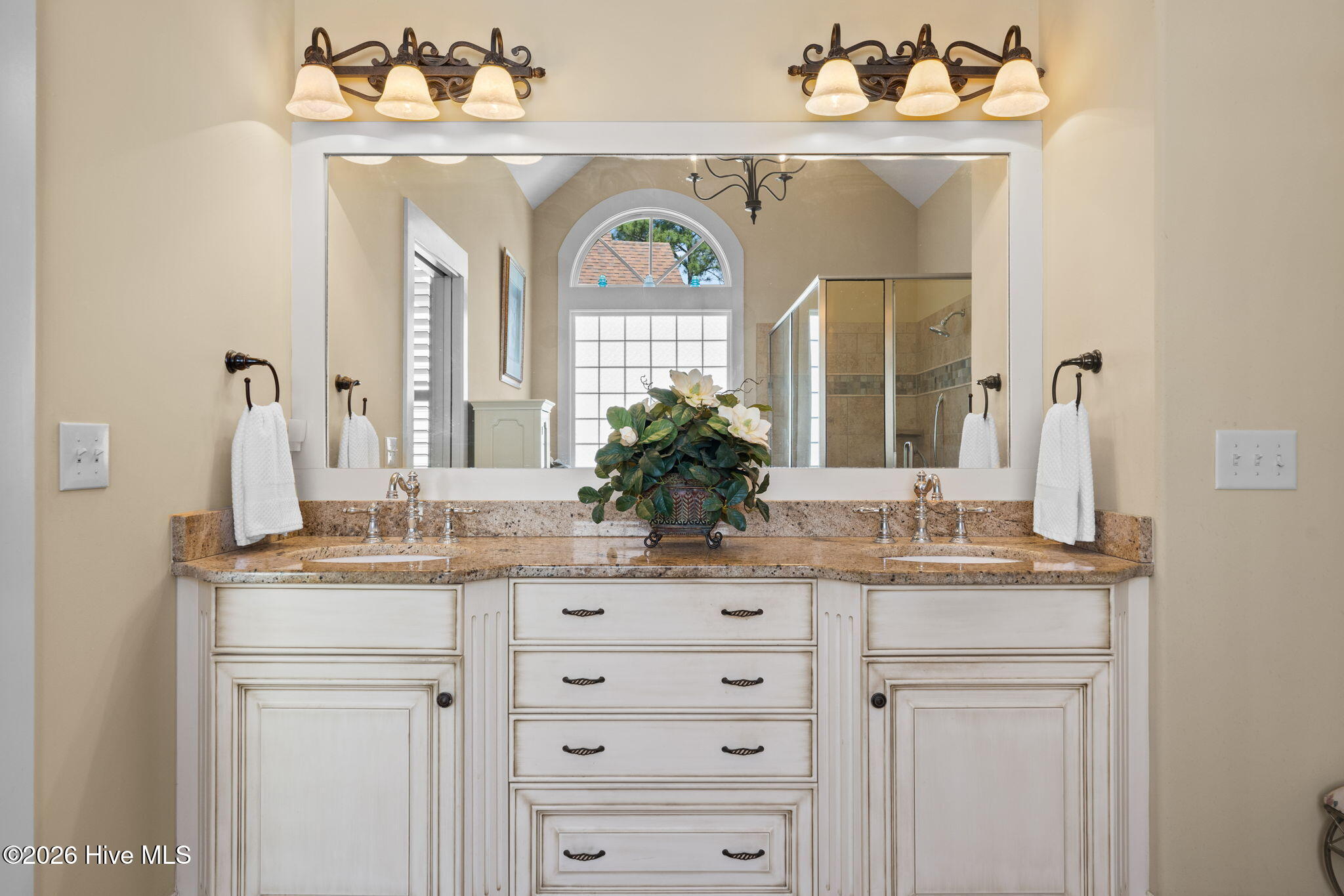 100567899 | Photo 44