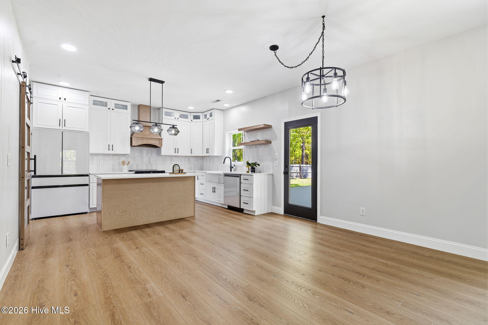 100566874 | Photo 14