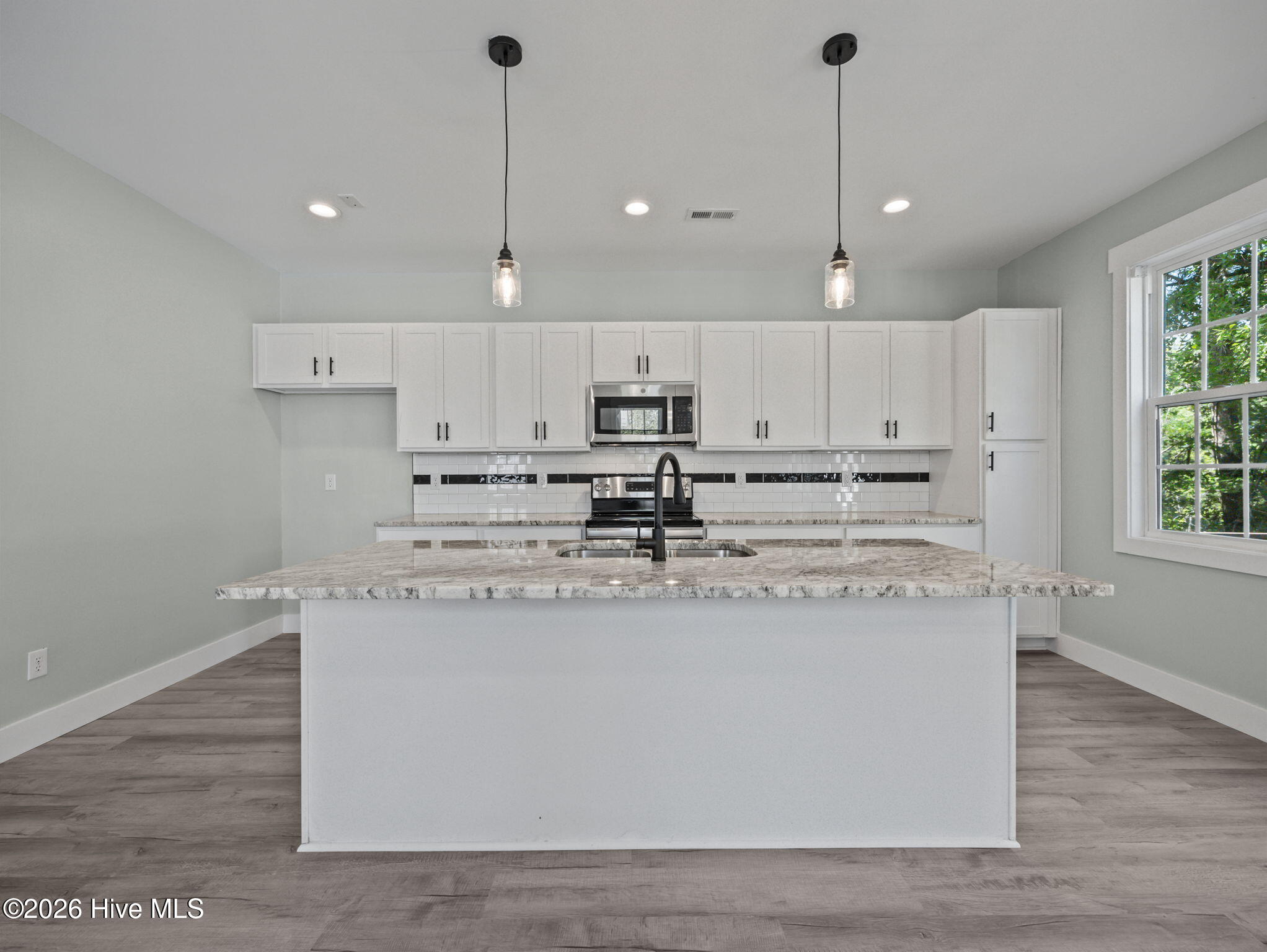 100566341 | Photo 42