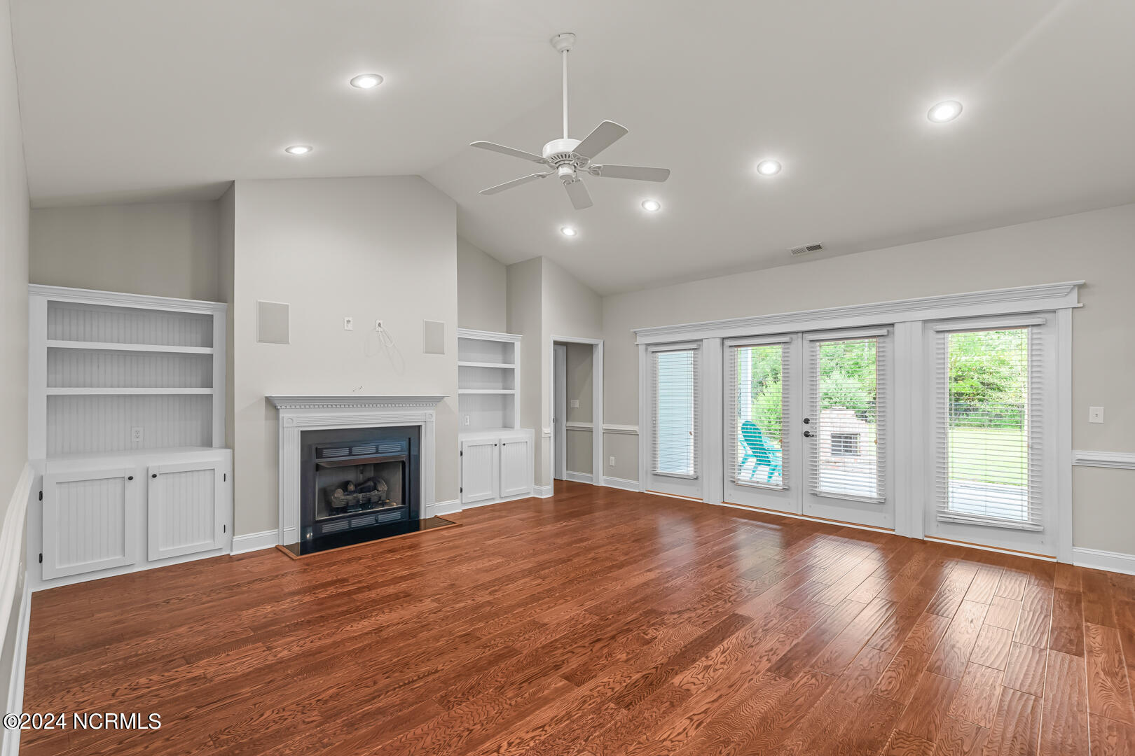 100543742 | Photo 24