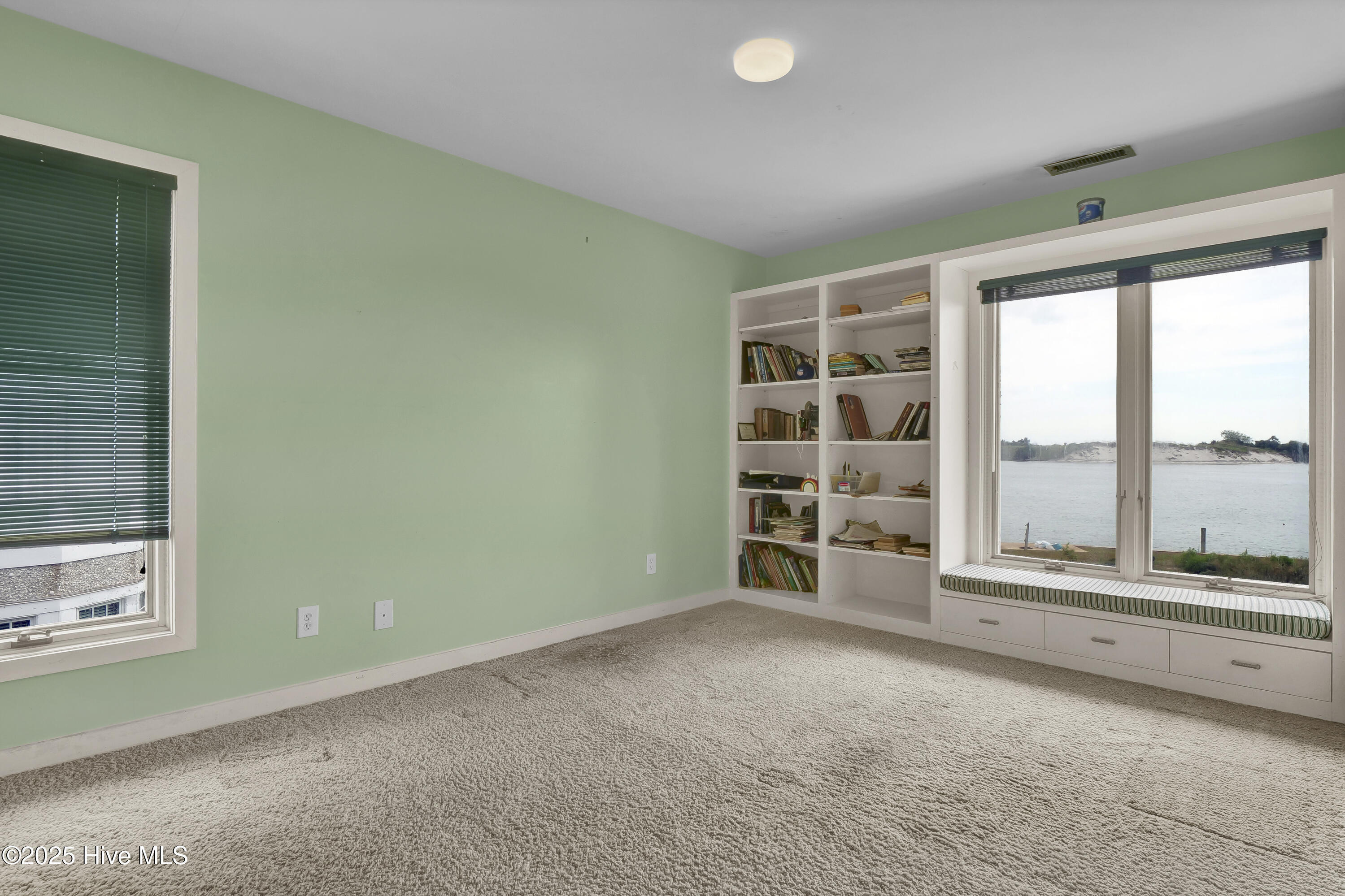 100527389 | Photo 39