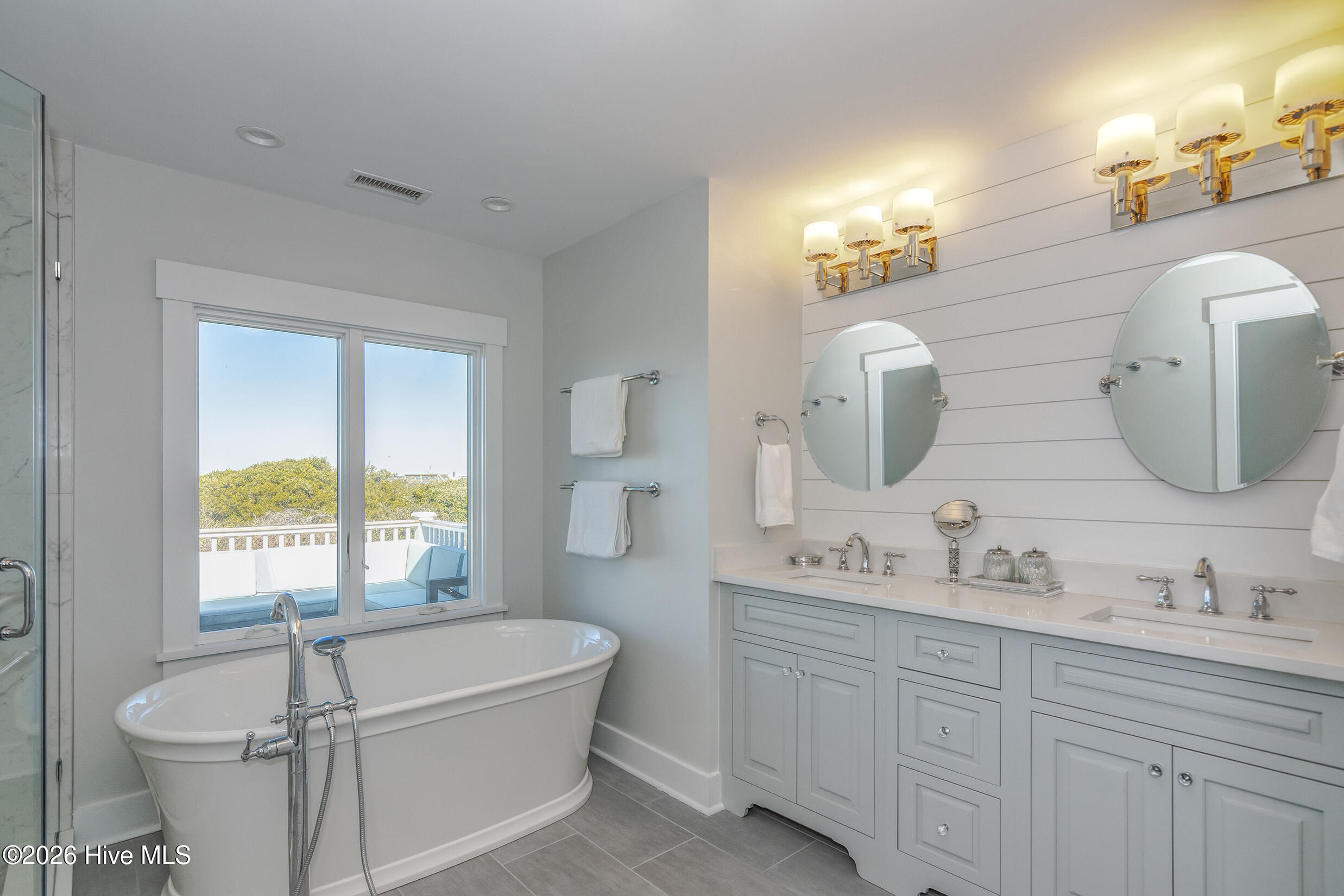 100560271 | Photo 36