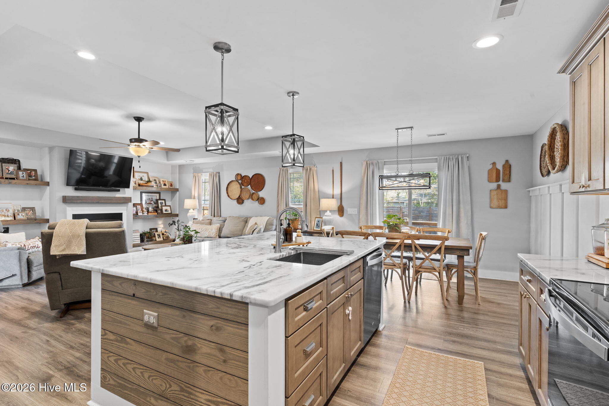 100557943 | Photo 12