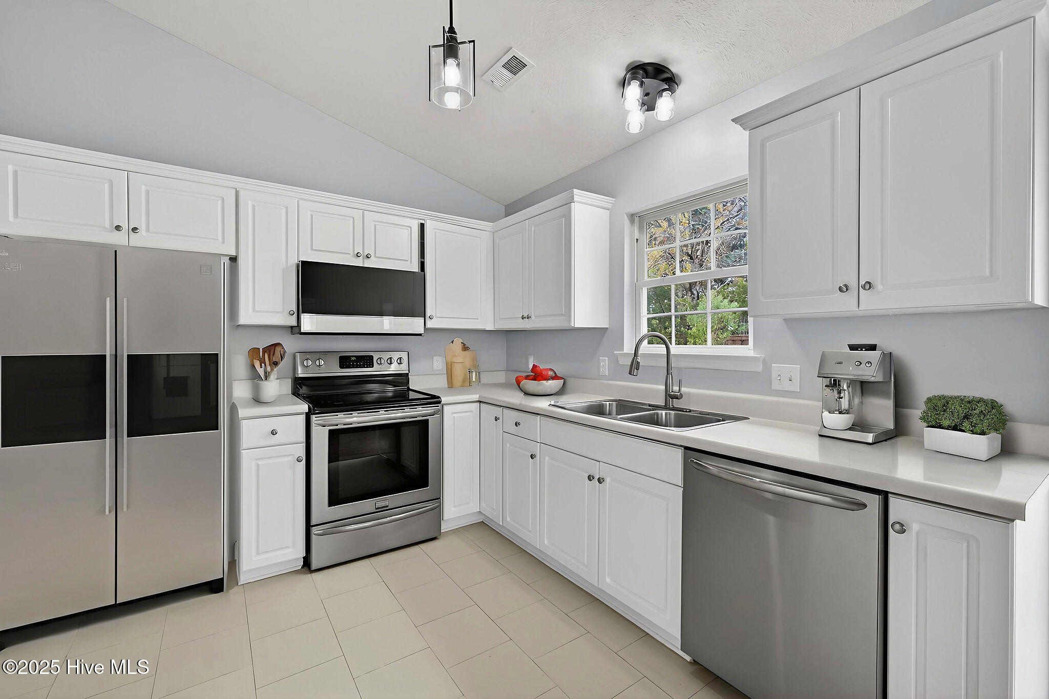 100543965 | Photo 22