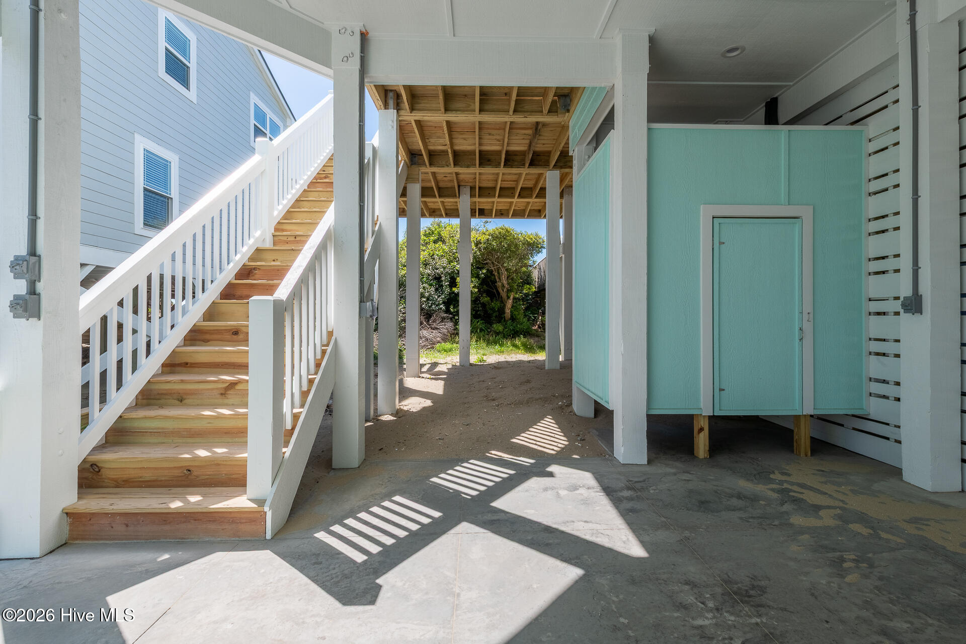 100568096 | Photo 19